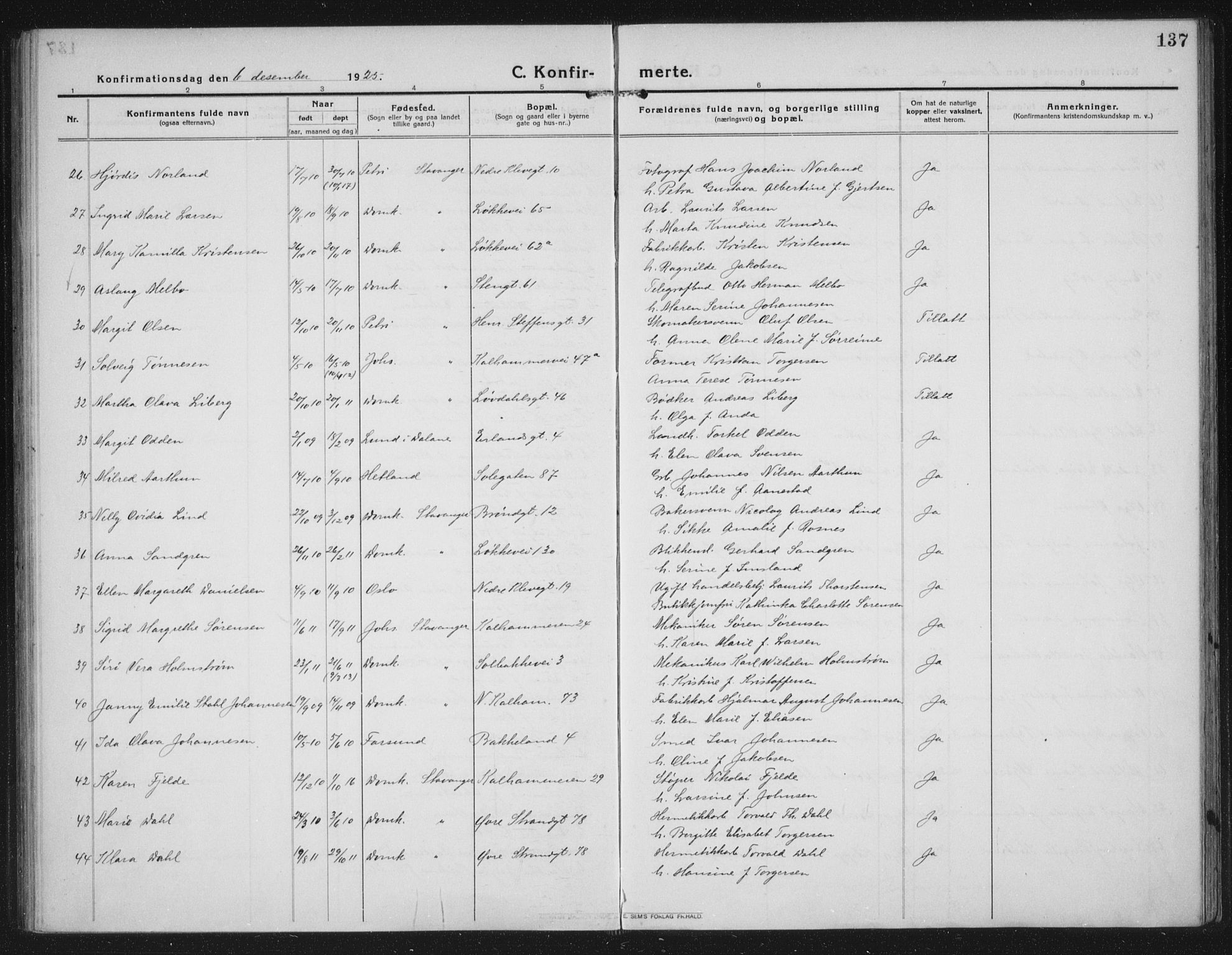 Domkirken sokneprestkontor, AV/SAST-A-101812/002/A/L0019: Parish register (official) no. A 35, 1916-1932, p. 137