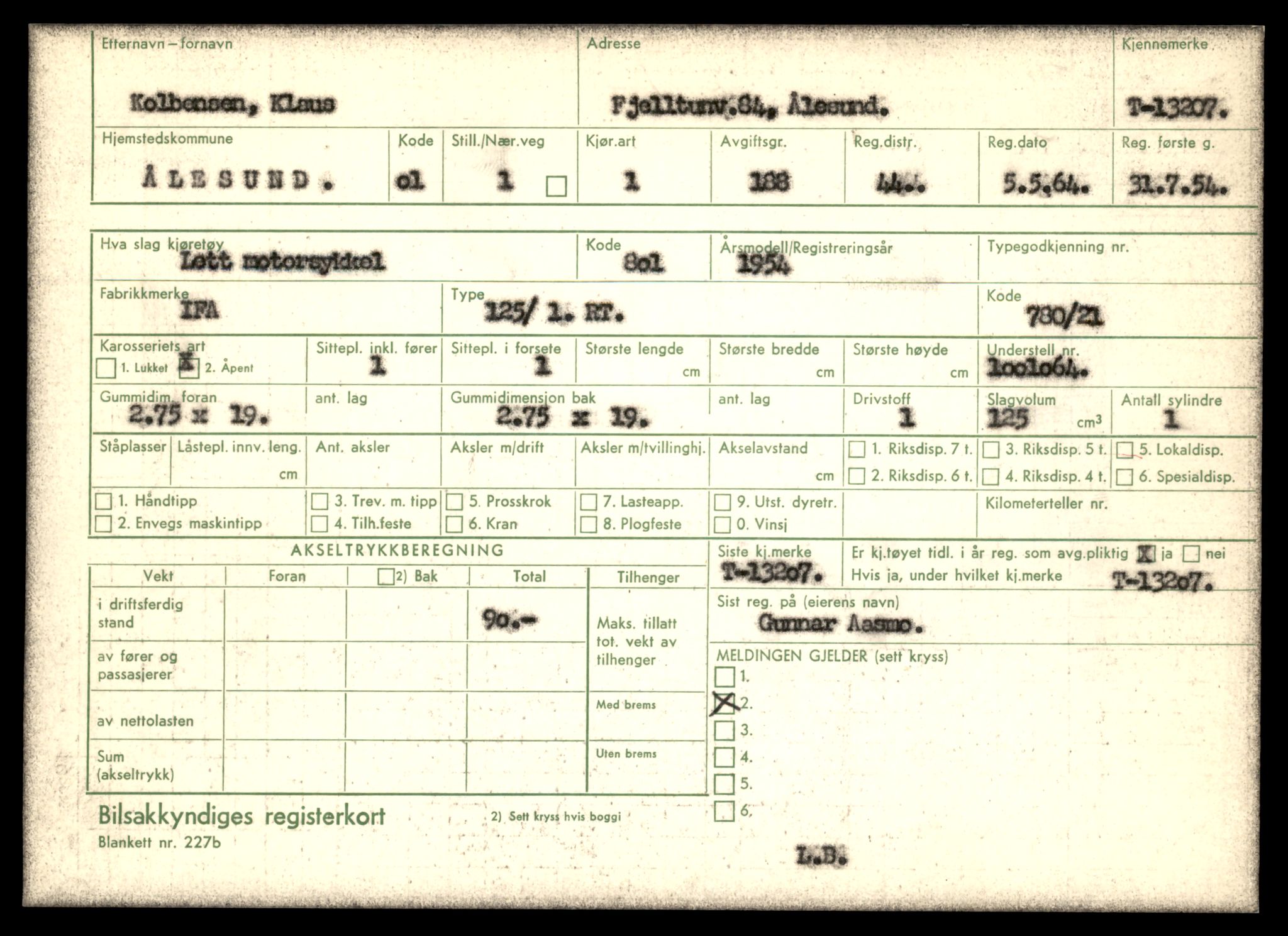 Møre og Romsdal vegkontor - Ålesund trafikkstasjon, AV/SAT-A-4099/F/Fe/L0038: Registreringskort for kjøretøy T 13180 - T 13360, 1927-1998, p. 471