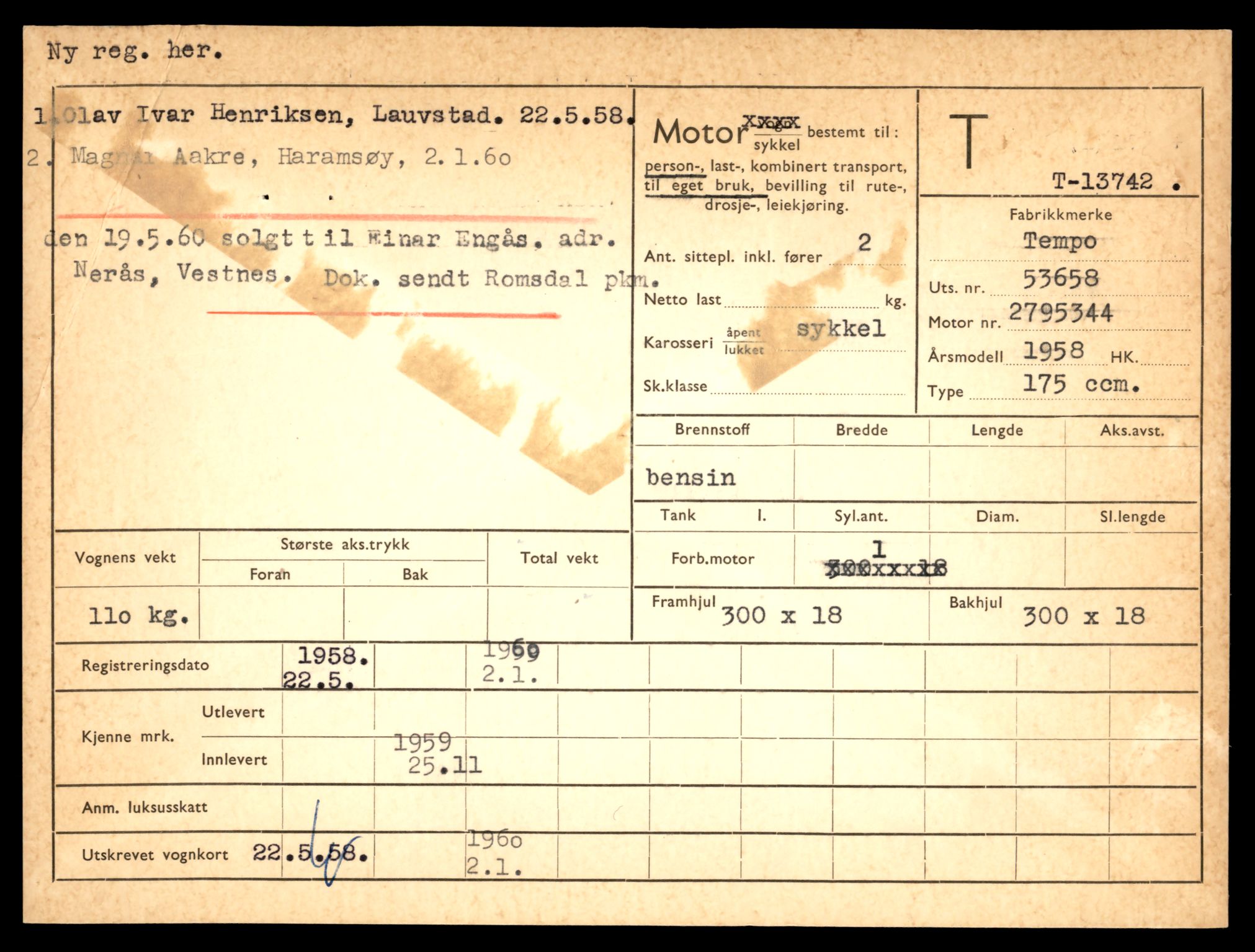 Møre og Romsdal vegkontor - Ålesund trafikkstasjon, AV/SAT-A-4099/F/Fe/L0041: Registreringskort for kjøretøy T 13710 - T 13905, 1927-1998, p. 567