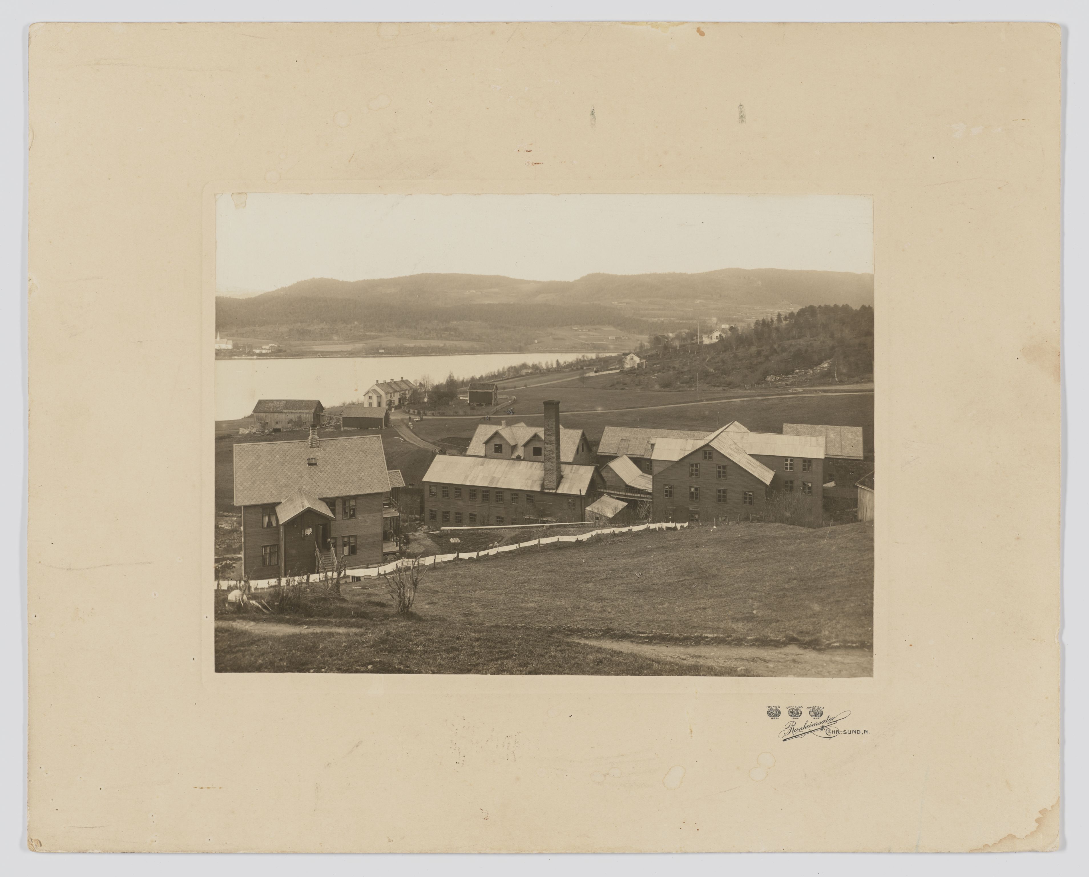 Tingvoll Ullvarefabrikk, IKAM/P-00482/U/Ua/L0001/0013: Bilder / Bilde av fabrikken, 1909