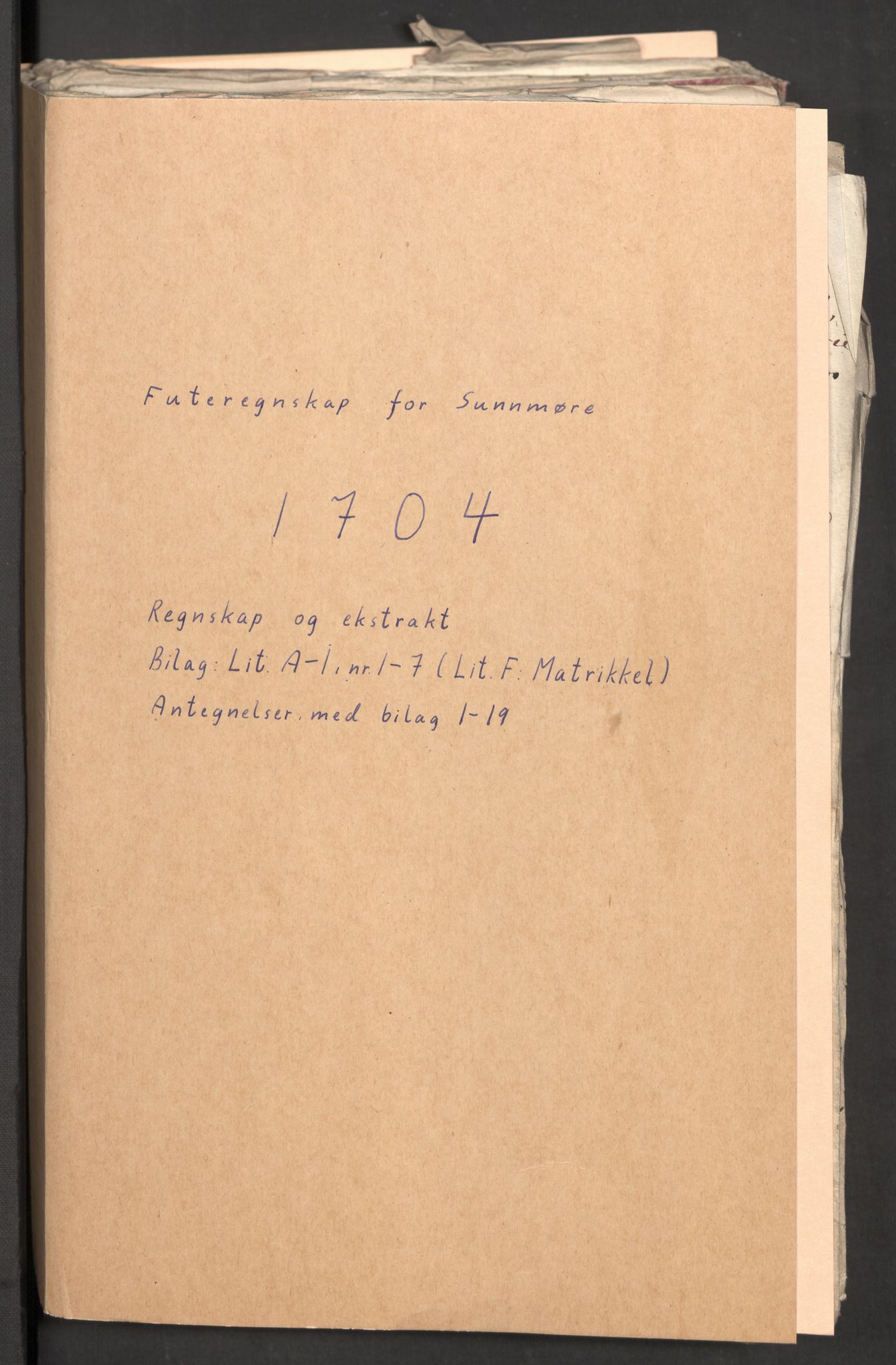 Rentekammeret inntil 1814, Reviderte regnskaper, Fogderegnskap, RA/EA-4092/R54/L3560: Fogderegnskap Sunnmøre, 1704-1705, p. 2