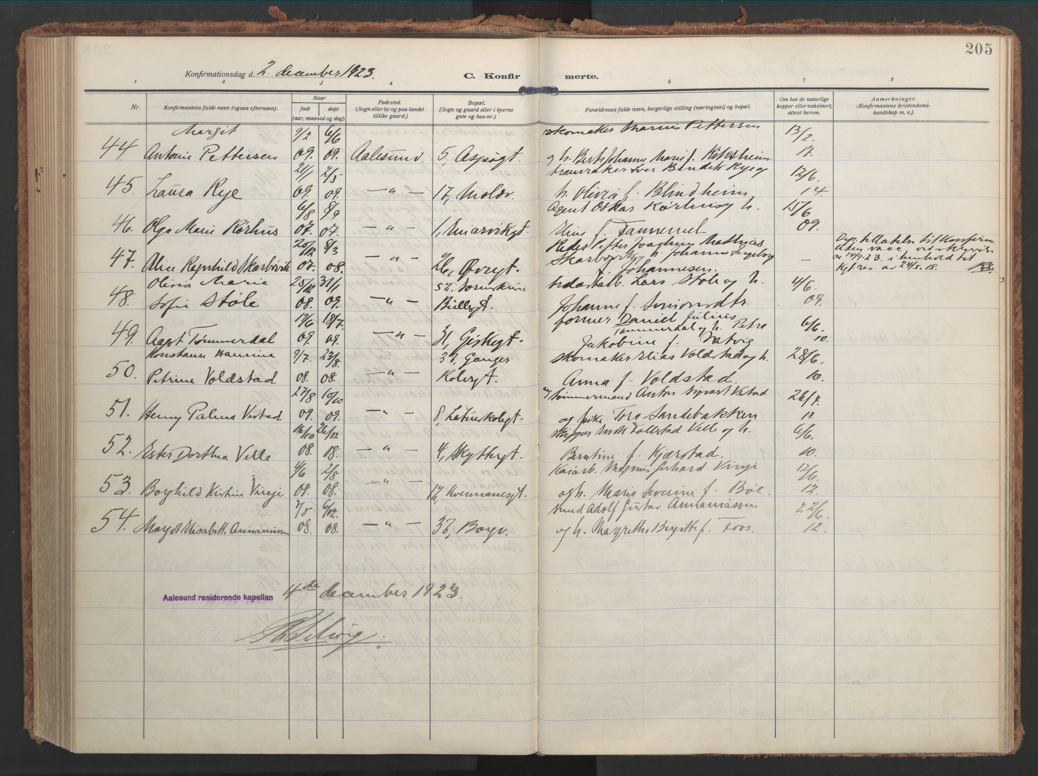 Ministerialprotokoller, klokkerbøker og fødselsregistre - Møre og Romsdal, AV/SAT-A-1454/529/L0461: Parish register (official) no. 529A11, 1914-1925, p. 205