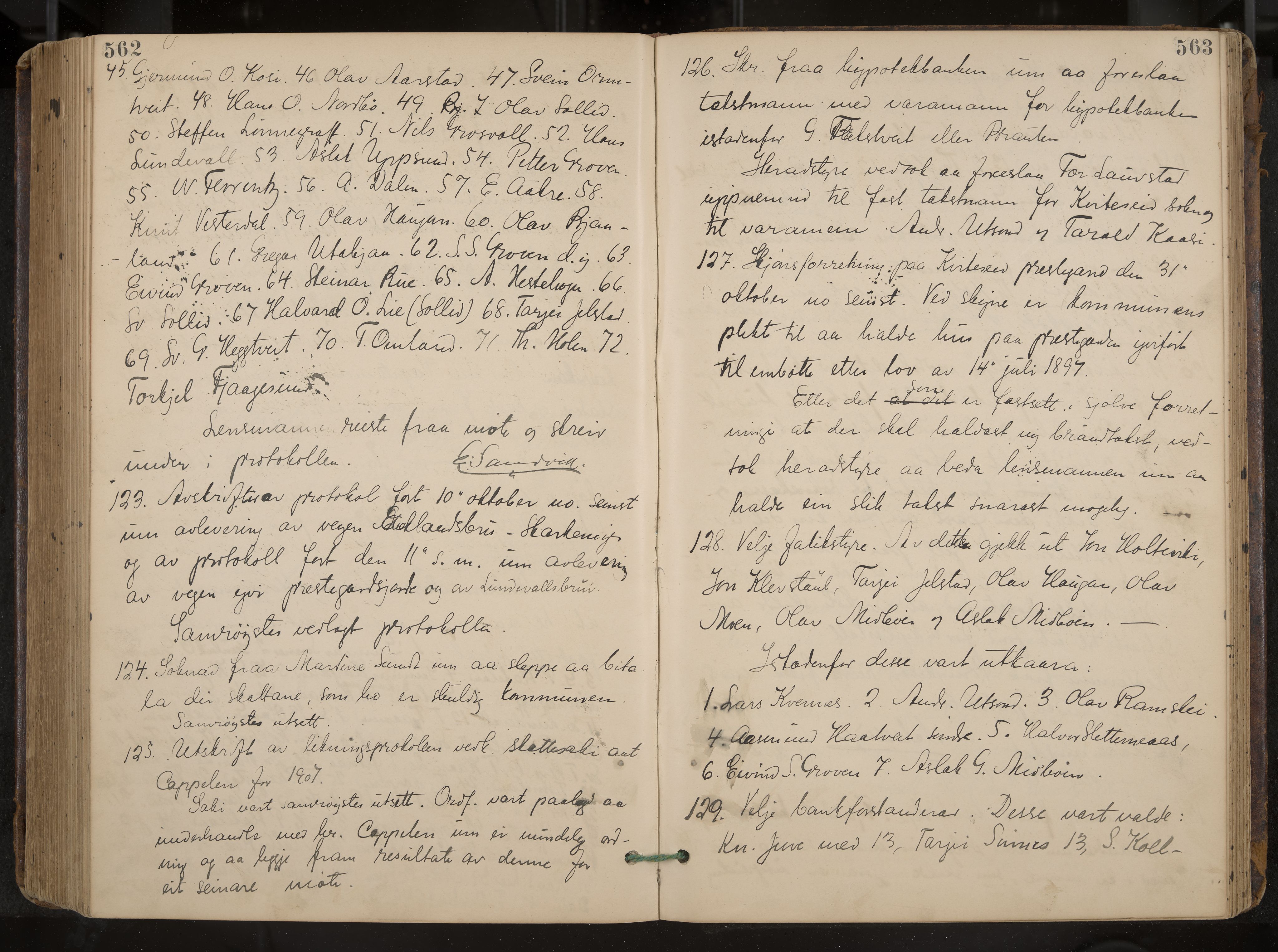 Kviteseid formannskap og sentraladministrasjon, IKAK/0829021/A/Aa/L0004: Møtebok, 1896-1911, p. 562-563