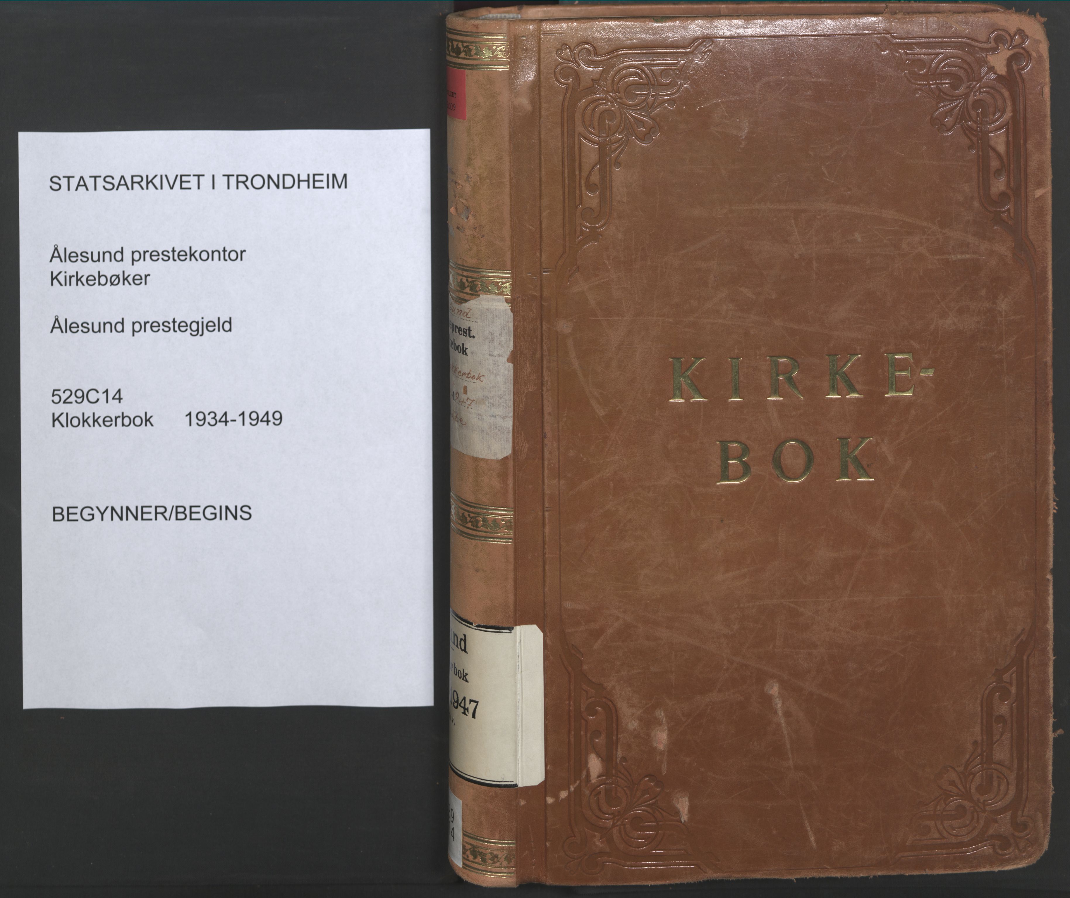 Ministerialprotokoller, klokkerbøker og fødselsregistre - Møre og Romsdal, SAT/A-1454/529/L0478: Parish register (copy) no. 529C15, 1938-1951