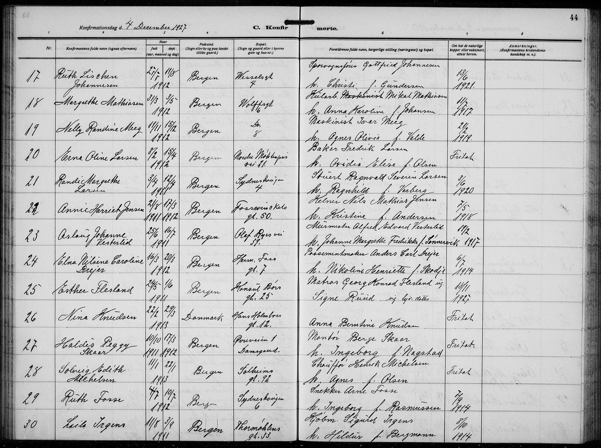 Johanneskirken sokneprestembete, AV/SAB-A-76001/H/Hab: Parish register (copy) no. B  3, 1925-1935, p. 43b-44a