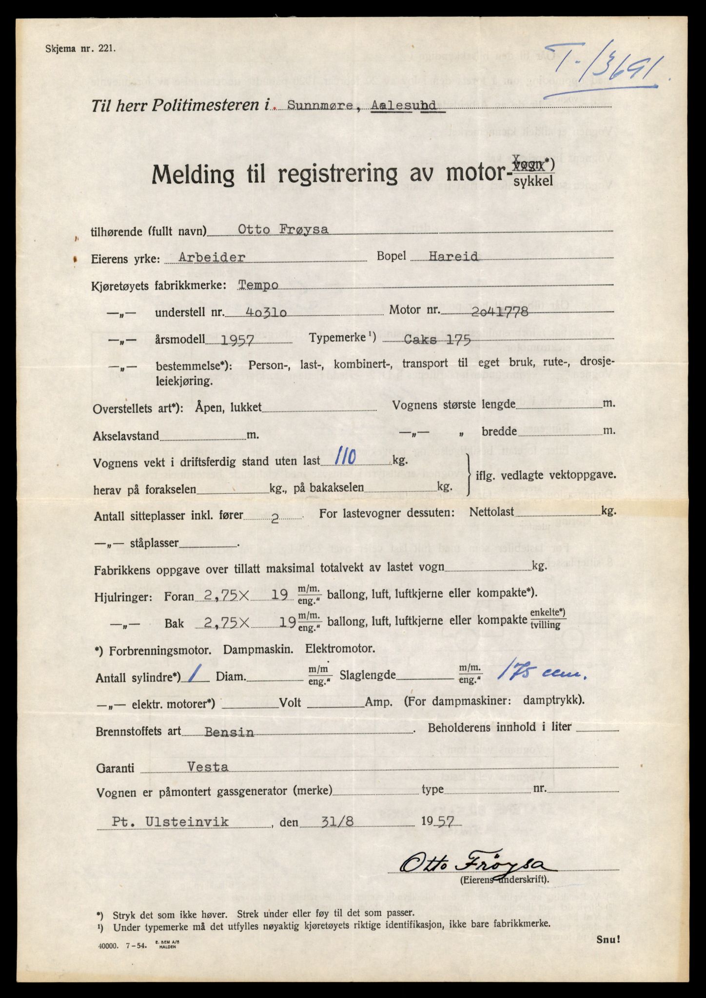 Møre og Romsdal vegkontor - Ålesund trafikkstasjon, AV/SAT-A-4099/F/Fe/L0040: Registreringskort for kjøretøy T 13531 - T 13709, 1927-1998, p. 2745