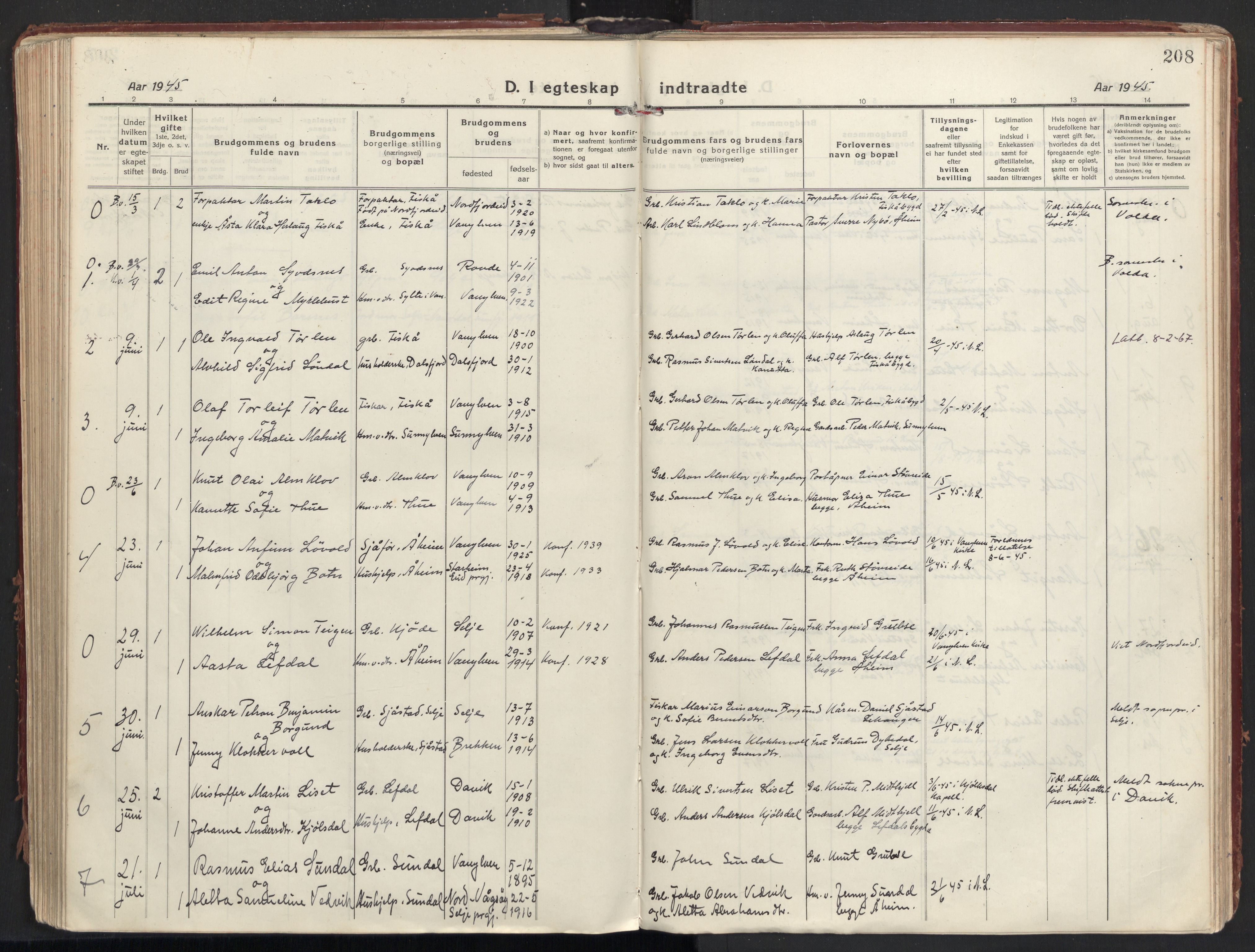 Ministerialprotokoller, klokkerbøker og fødselsregistre - Møre og Romsdal, SAT/A-1454/501/L0012: Parish register (official) no. 501A12, 1920-1946, p. 208