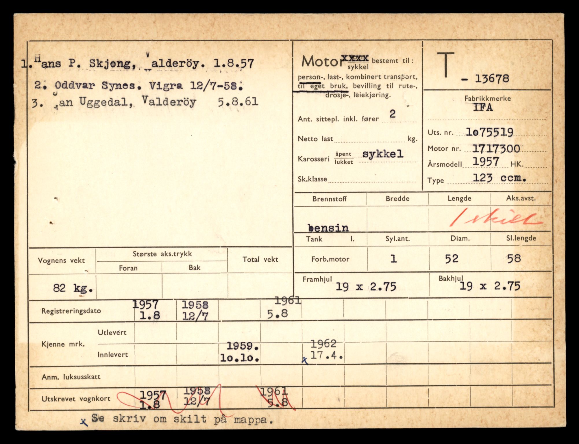 Møre og Romsdal vegkontor - Ålesund trafikkstasjon, AV/SAT-A-4099/F/Fe/L0040: Registreringskort for kjøretøy T 13531 - T 13709, 1927-1998, p. 2535