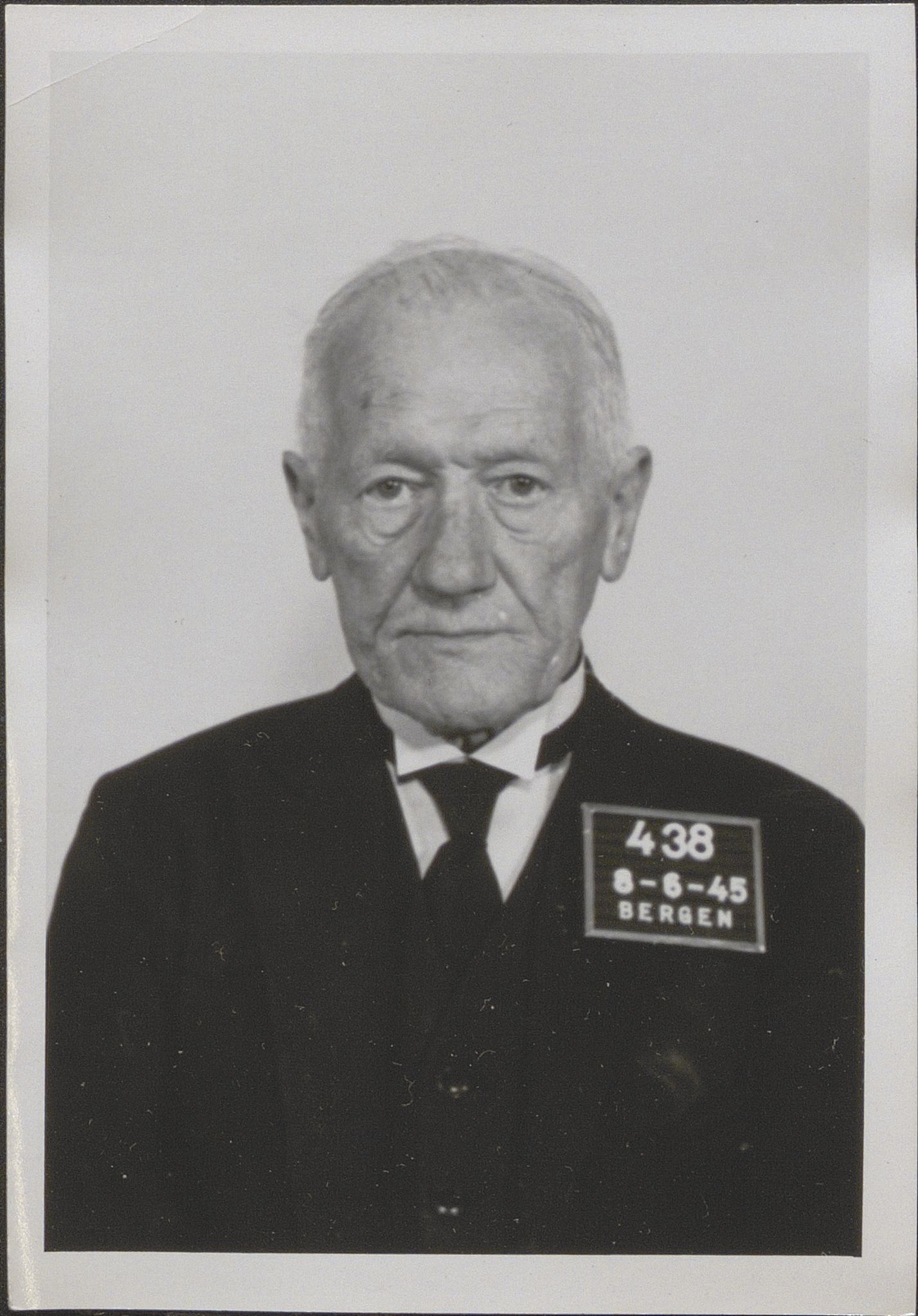 Bergen politikammer / politidistrikt, SAB/A-60401/Y/Yc/Ycd/L0004: Personfoto - landsvikere etc, 1945-1947, p. 402