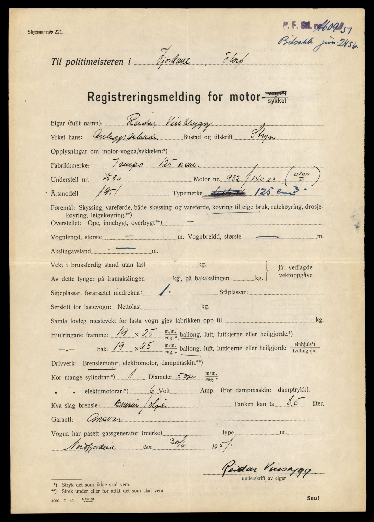 Møre og Romsdal vegkontor - Ålesund trafikkstasjon, AV/SAT-A-4099/F/Fe/L0040: Registreringskort for kjøretøy T 13531 - T 13709, 1927-1998, p. 2905