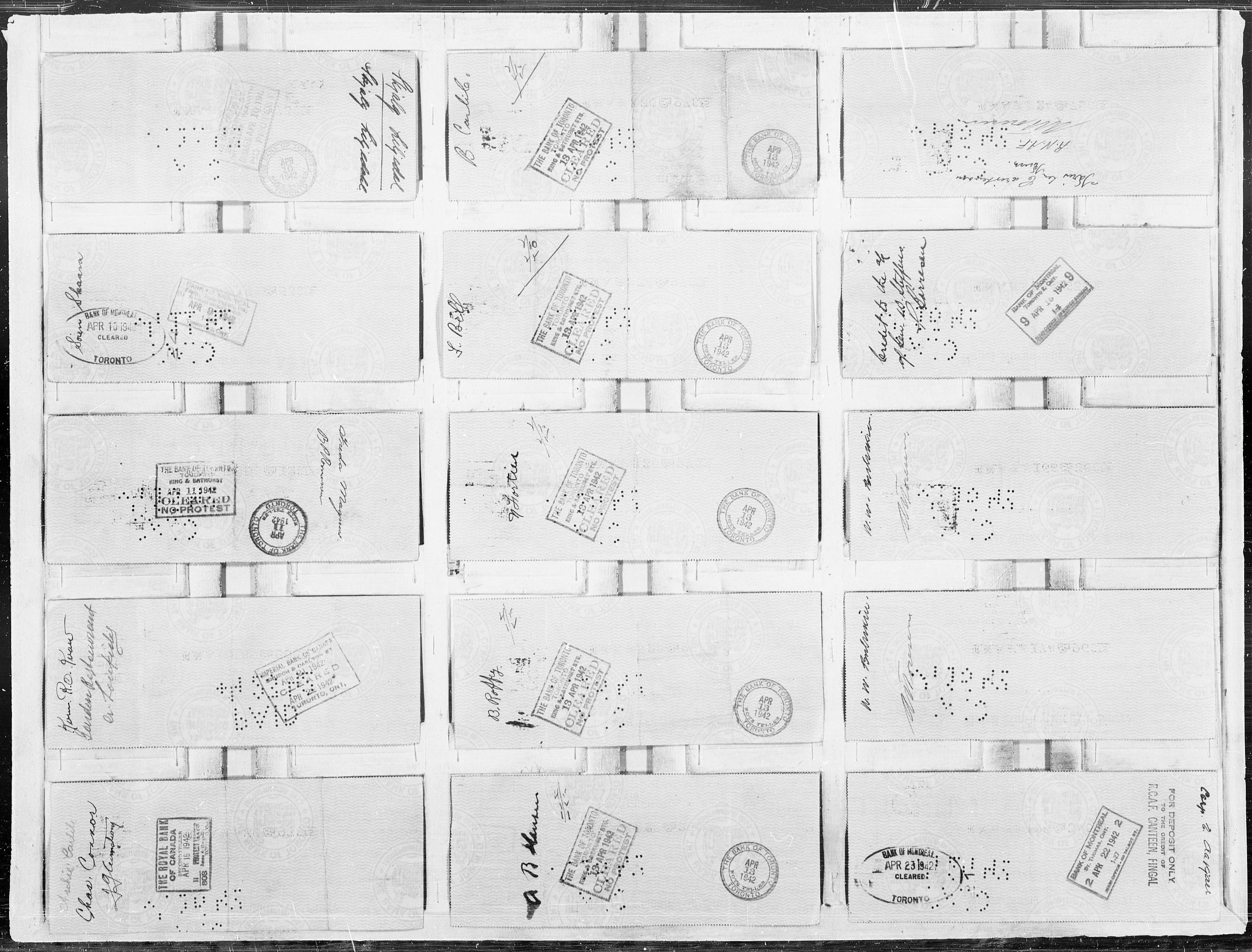 Forsvaret, Flyvåpnenes treningsleir 1940-1945, RA/RAFA-3974/V/L0069: Sjekker.  F.T.L. lønningssjekker A-14 801 til 16 000.
F.T.L. brukskonto A-16 001 til A-20 199., 1940-1945