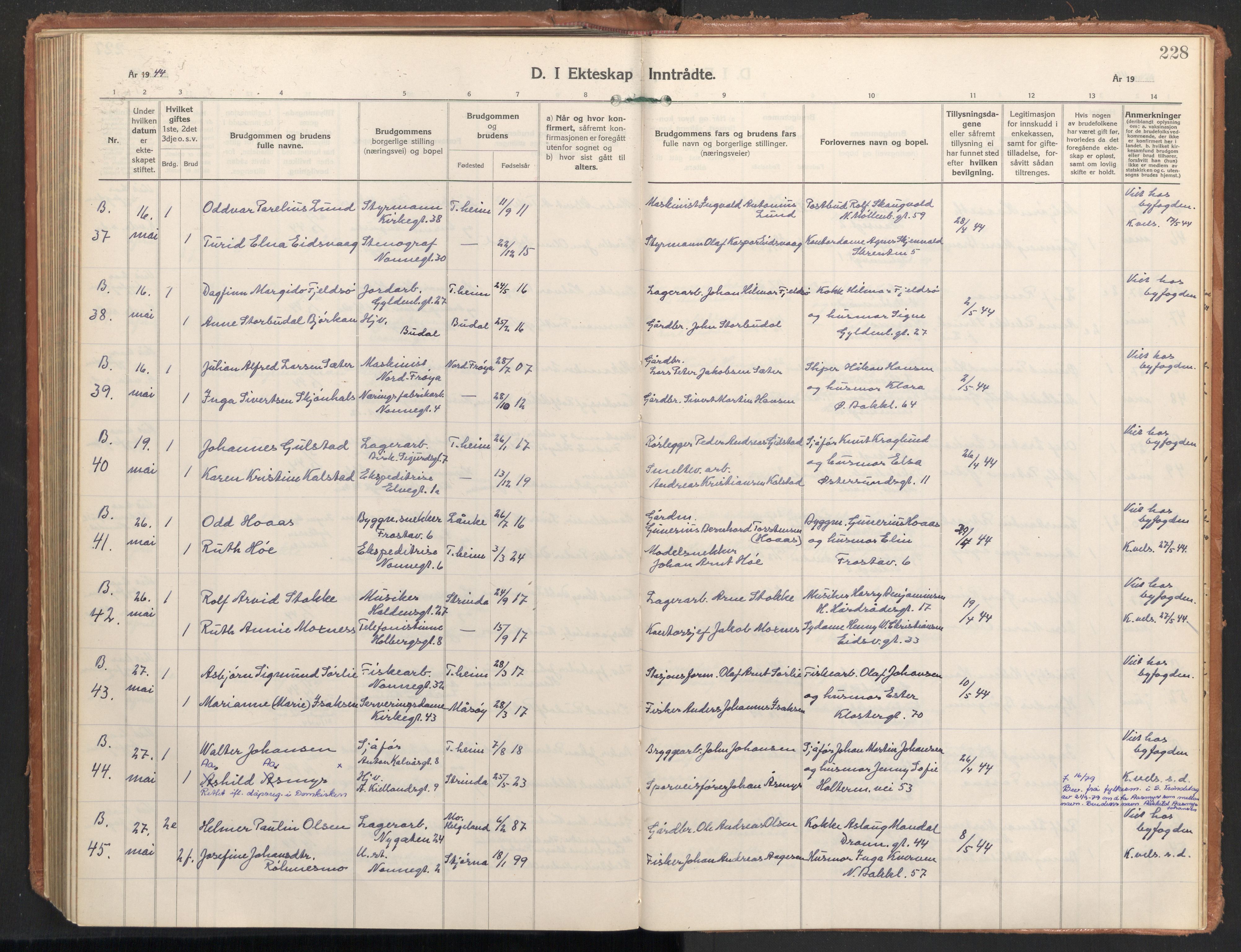 Ministerialprotokoller, klokkerbøker og fødselsregistre - Sør-Trøndelag, AV/SAT-A-1456/604/L0209: Parish register (official) no. 604A29, 1931-1945, p. 228