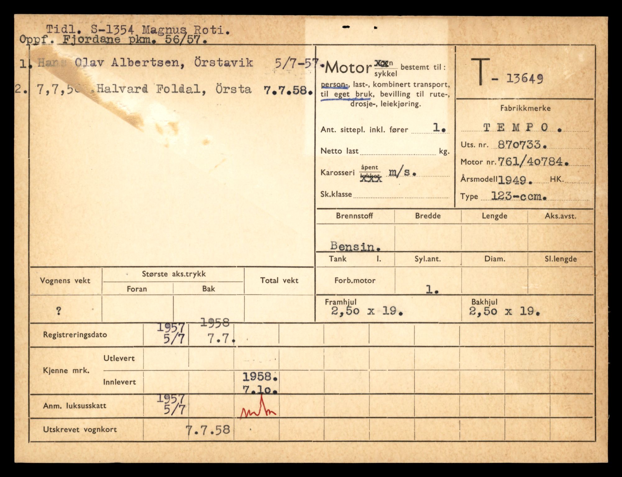 Møre og Romsdal vegkontor - Ålesund trafikkstasjon, AV/SAT-A-4099/F/Fe/L0040: Registreringskort for kjøretøy T 13531 - T 13709, 1927-1998, p. 2101