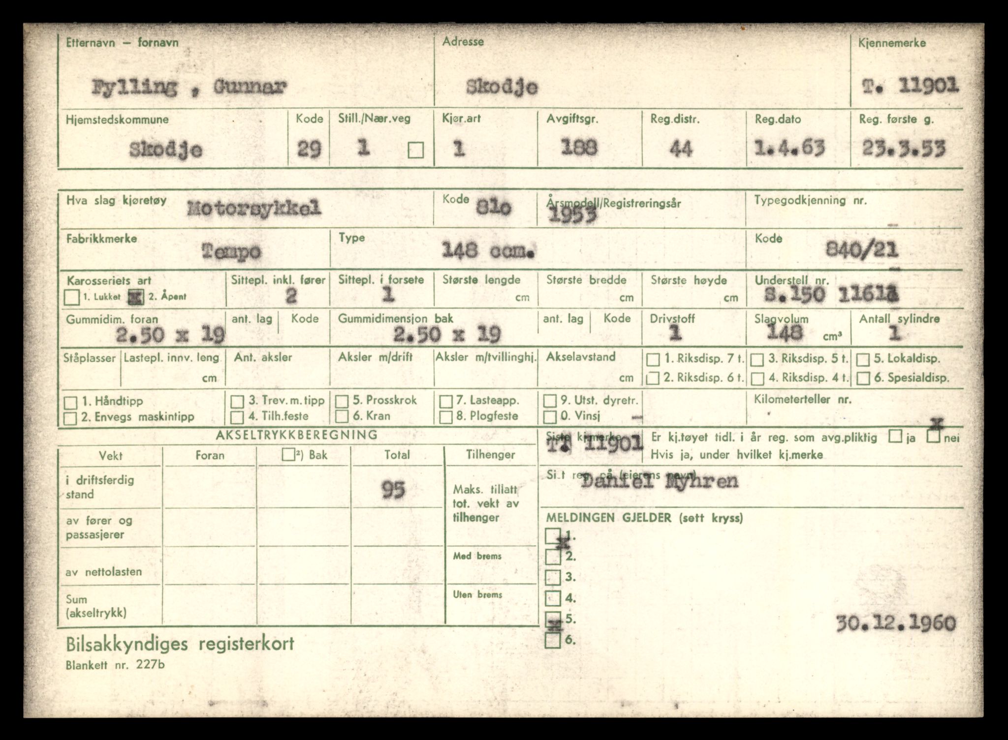 Møre og Romsdal vegkontor - Ålesund trafikkstasjon, AV/SAT-A-4099/F/Fe/L0031: Registreringskort for kjøretøy T 11800 - T 11996, 1927-1998, p. 1815