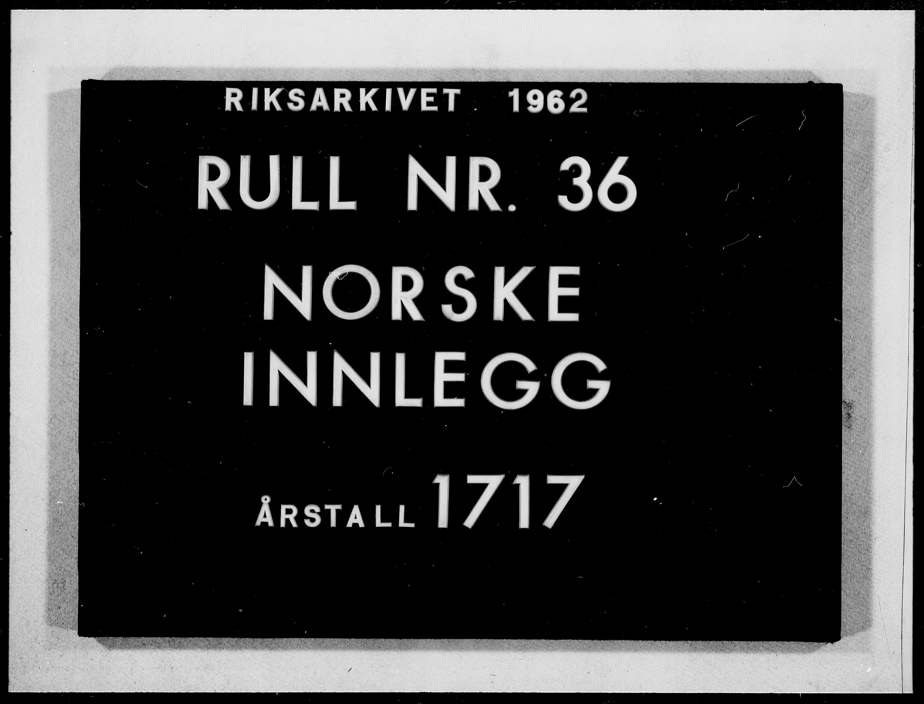 Danske Kanselli 1572-1799, AV/RA-EA-3023/F/Fc/Fcc/Fcca/L0081: Norske innlegg 1572-1799, 1717, p. 352