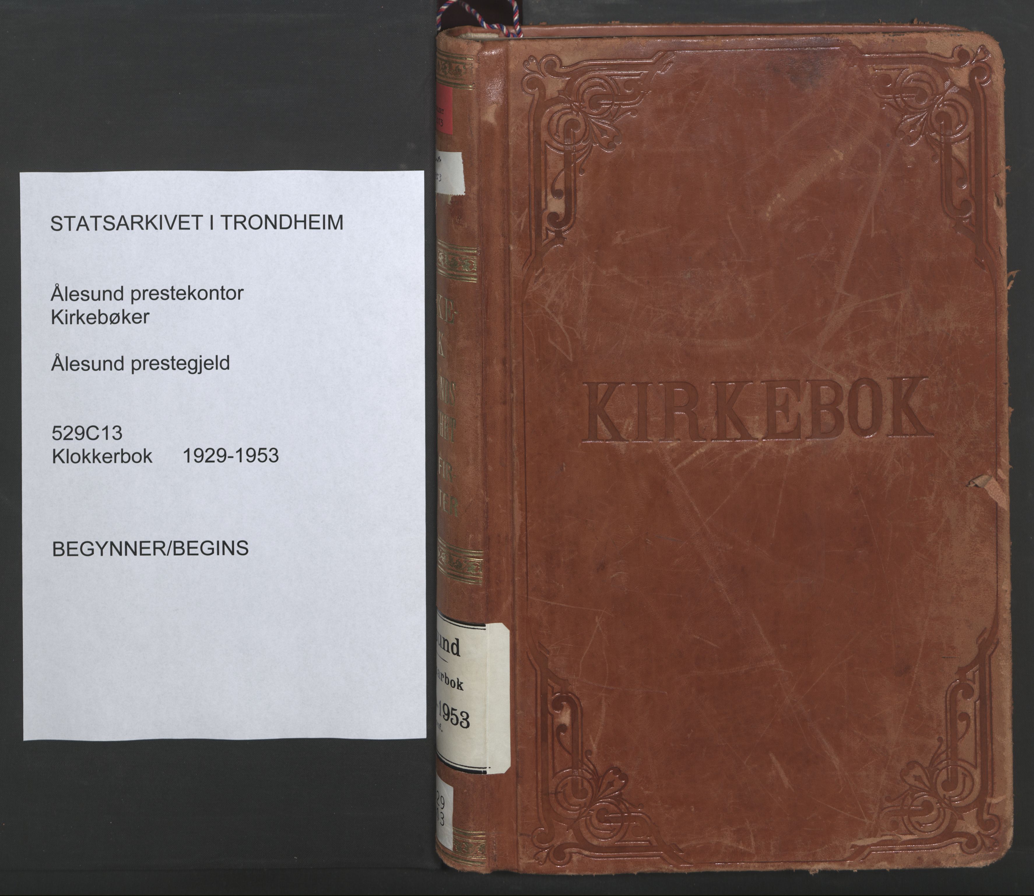 Ministerialprotokoller, klokkerbøker og fødselsregistre - Møre og Romsdal, SAT/A-1454/529/L0477: Parish register (copy) no. 529C14, 1934-1949