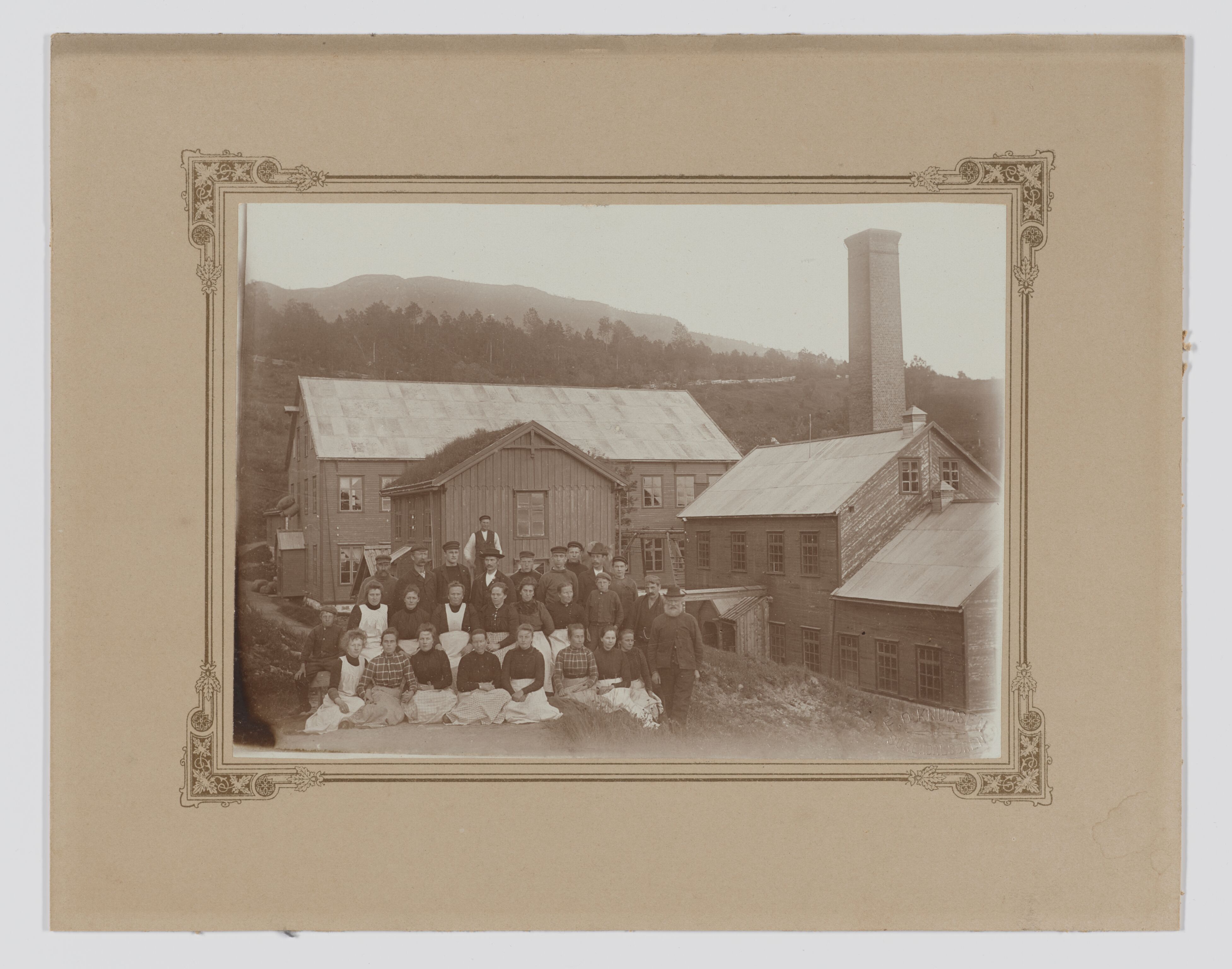 Tingvoll Ullvarefabrikk, IKAM/P-00482/U/Ua/L0002/0001: Bilder / Bilde av arbeiderstokken ved TU, 1901