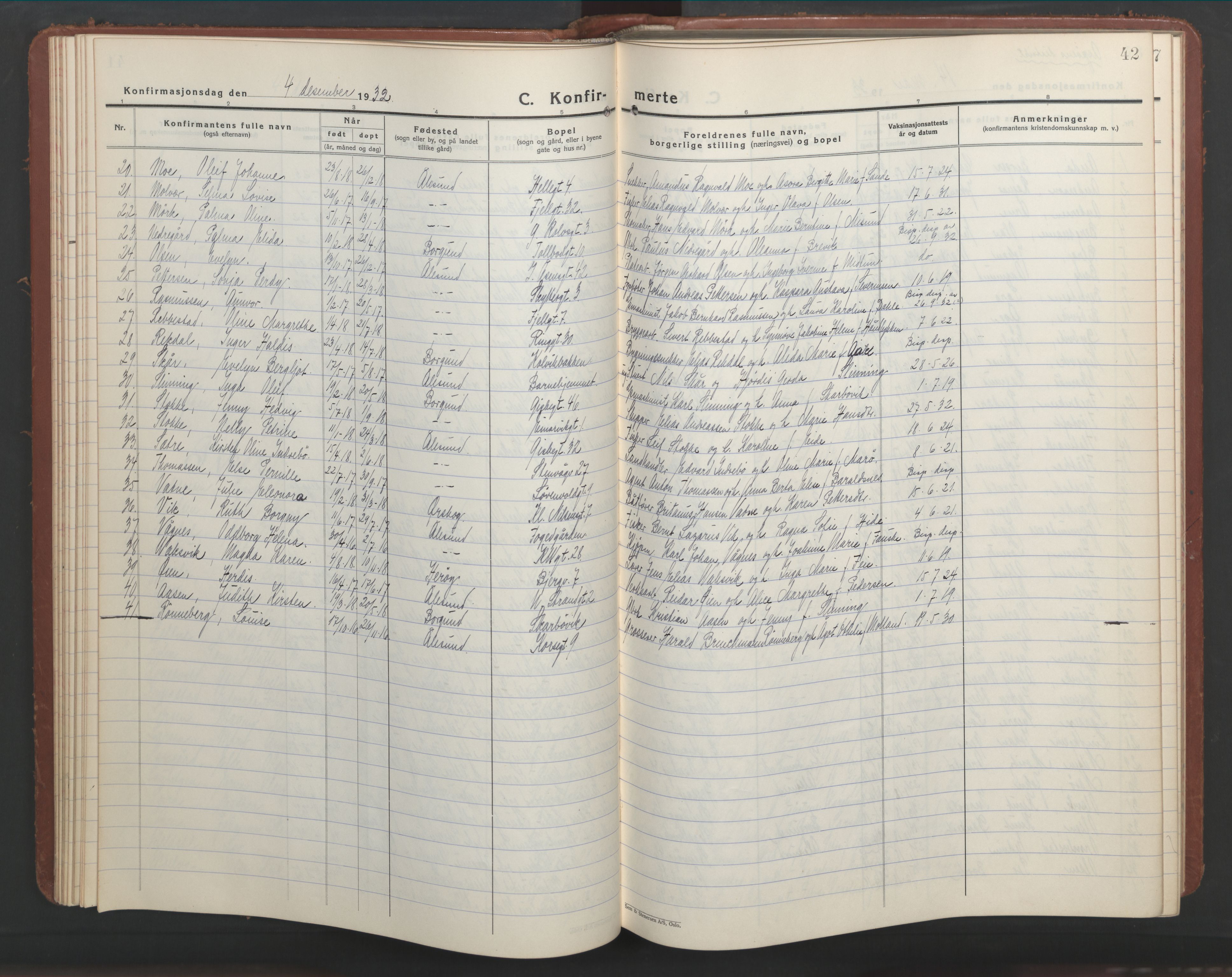 Ministerialprotokoller, klokkerbøker og fødselsregistre - Møre og Romsdal, AV/SAT-A-1454/529/L0477: Parish register (copy) no. 529C14, 1934-1949, p. 42