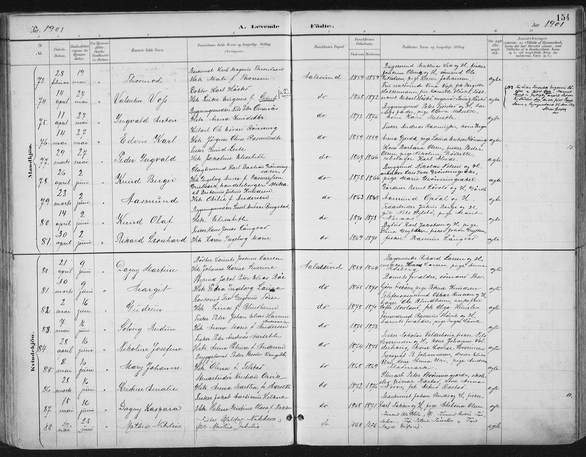 Ministerialprotokoller, klokkerbøker og fødselsregistre - Møre og Romsdal, SAT/A-1454/529/L0456: Parish register (official) no. 529A06, 1894-1906, p. 154