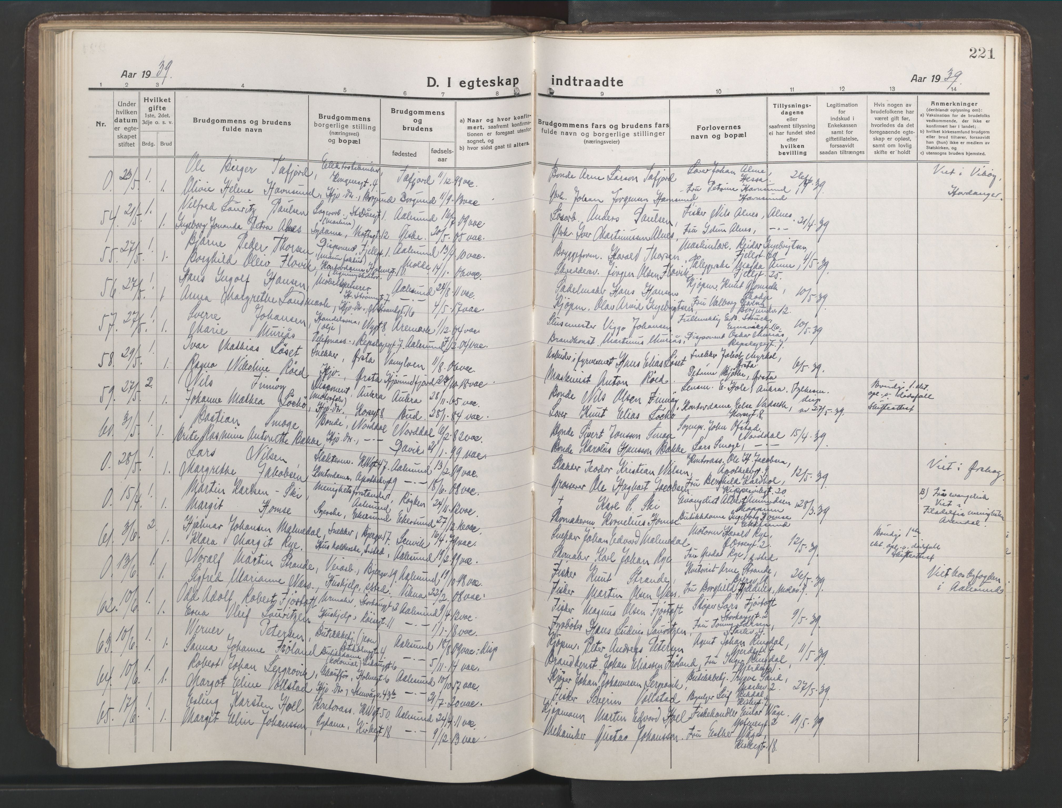 Ministerialprotokoller, klokkerbøker og fødselsregistre - Møre og Romsdal, AV/SAT-A-1454/529/L0473: Parish register (copy) no. 529C10, 1918-1941, p. 221