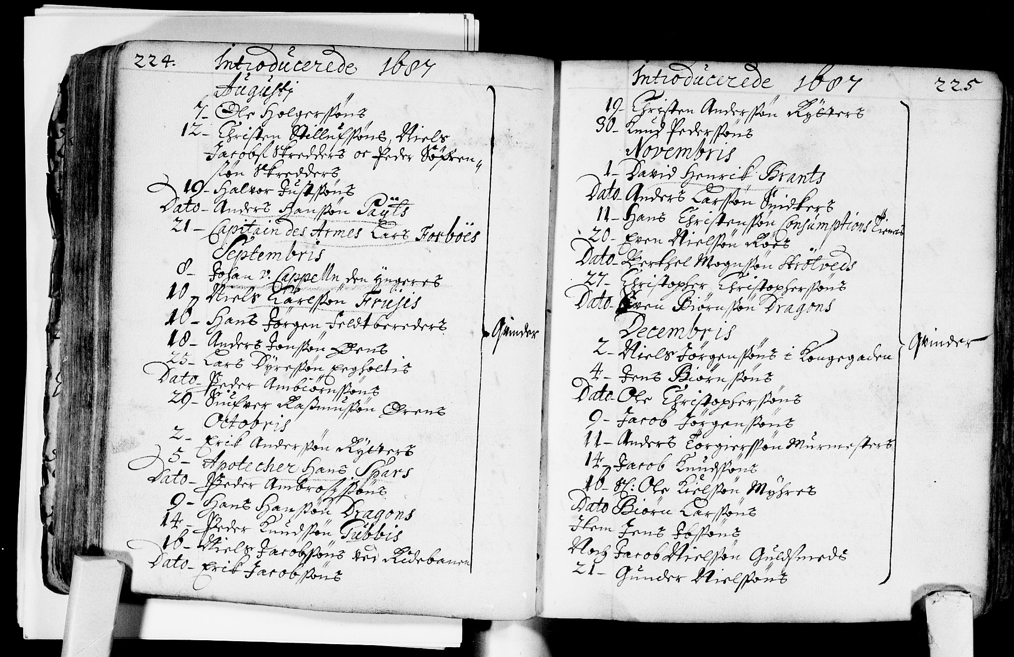 Bragernes kirkebøker, AV/SAKO-A-6/F/Fa/L0002: Parish register (official) no. I 2, 1680-1705, p. 224-225