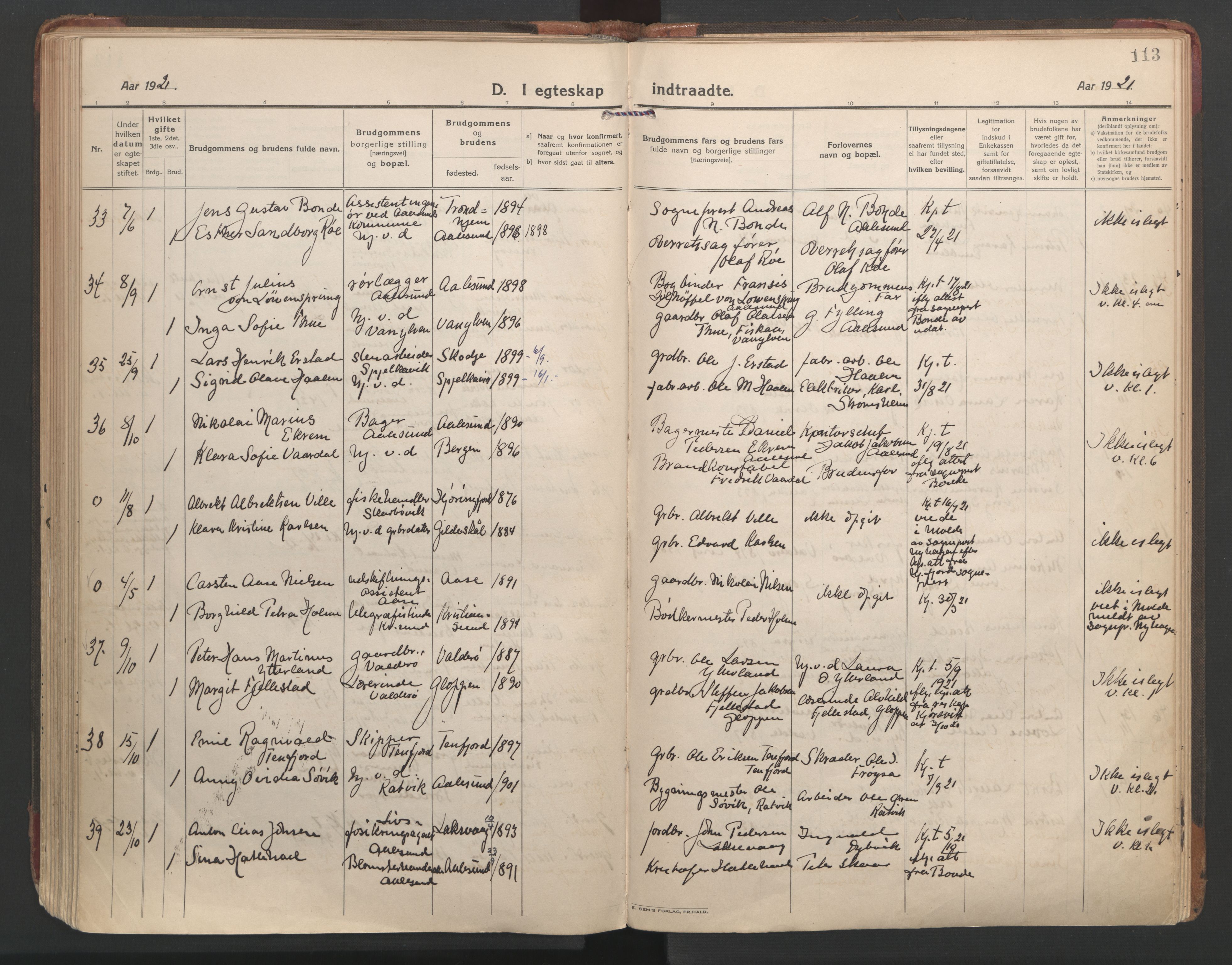 Ministerialprotokoller, klokkerbøker og fødselsregistre - Møre og Romsdal, SAT/A-1454/528/L0412: Parish register (official) no. 528A21, 1920-1926, p. 113