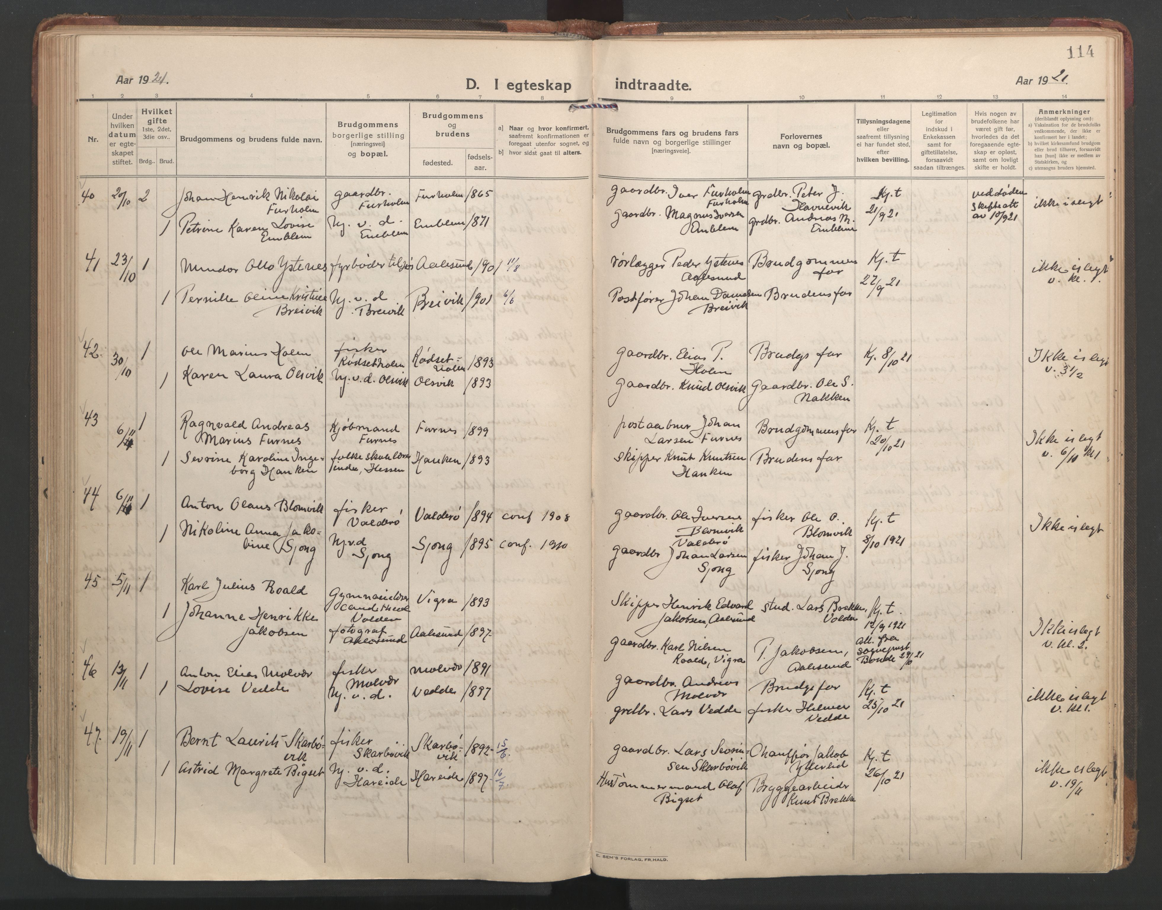 Ministerialprotokoller, klokkerbøker og fødselsregistre - Møre og Romsdal, SAT/A-1454/528/L0412: Parish register (official) no. 528A21, 1920-1926, p. 114