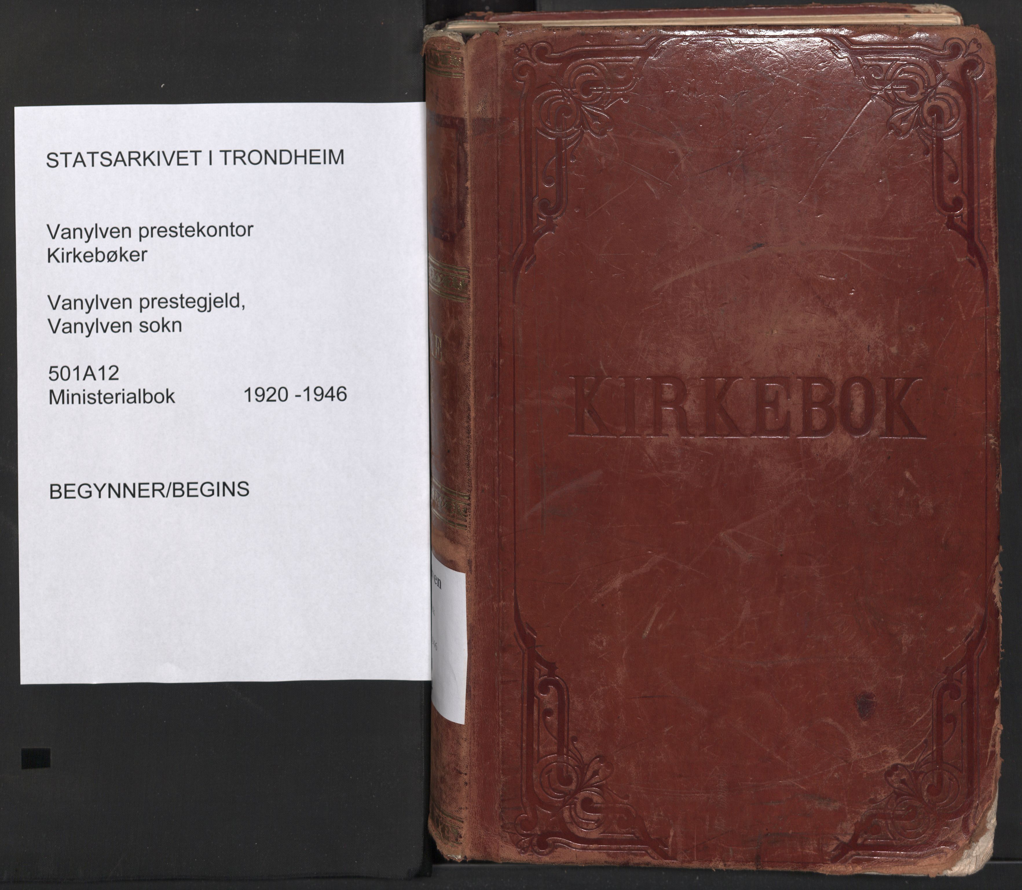 Ministerialprotokoller, klokkerbøker og fødselsregistre - Møre og Romsdal, SAT/A-1454/501/L0012: Parish register (official) no. 501A12, 1920-1946