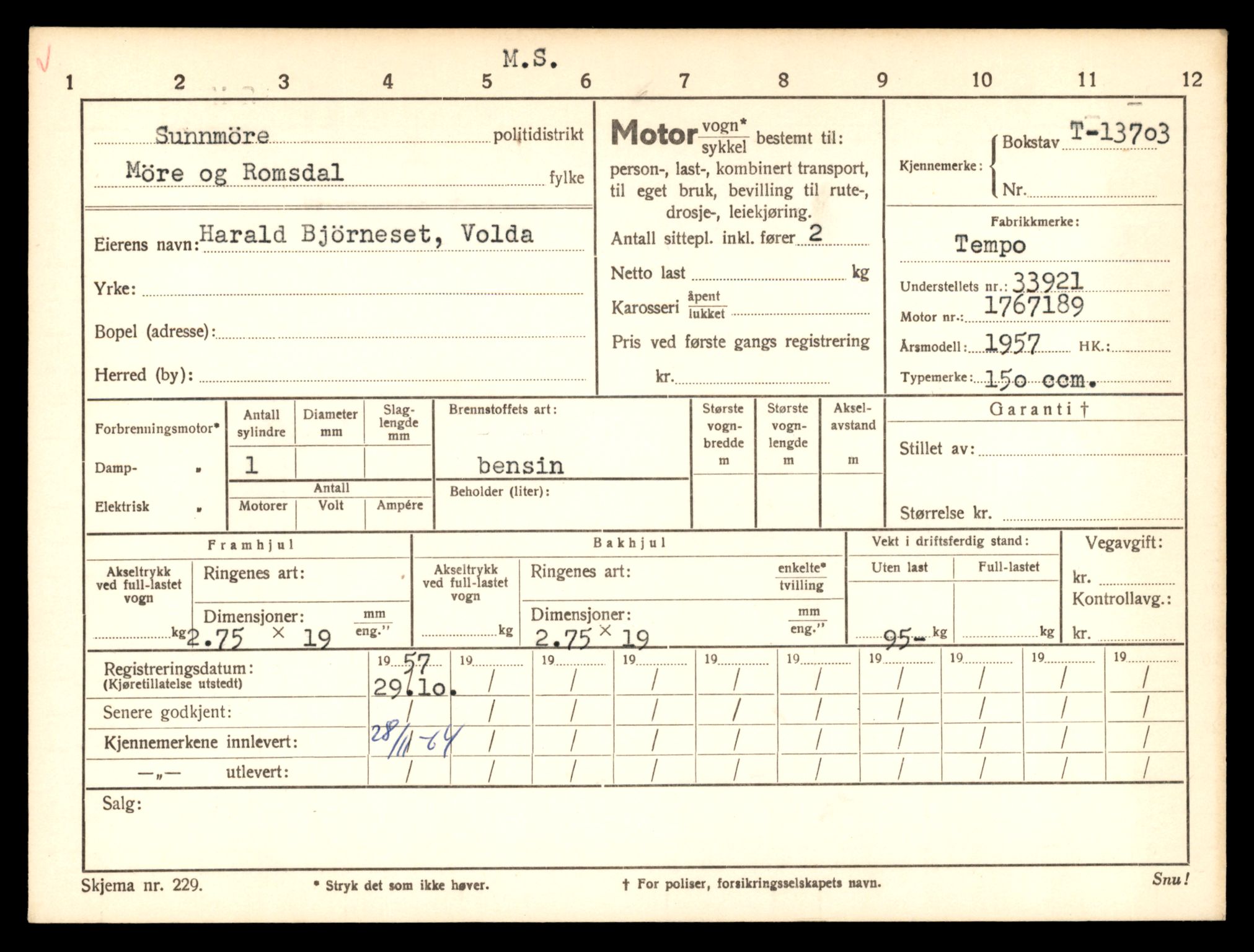 Møre og Romsdal vegkontor - Ålesund trafikkstasjon, AV/SAT-A-4099/F/Fe/L0040: Registreringskort for kjøretøy T 13531 - T 13709, 1927-1998, p. 2951