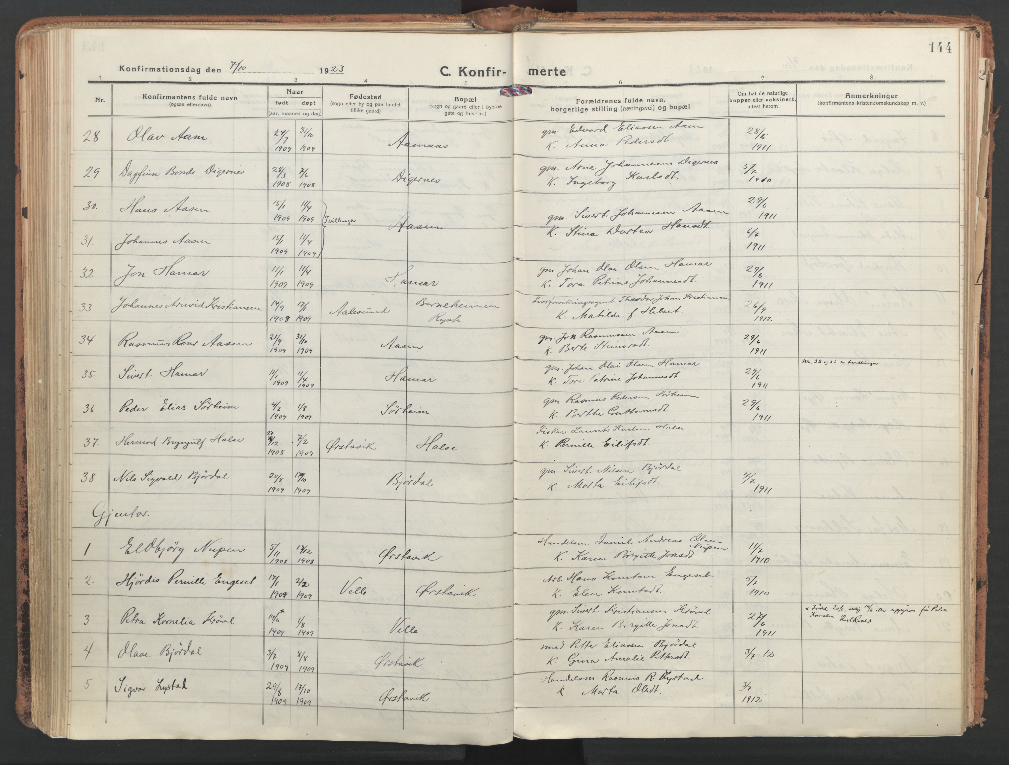 Ministerialprotokoller, klokkerbøker og fødselsregistre - Møre og Romsdal, AV/SAT-A-1454/513/L0180: Parish register (official) no. 513A07, 1919-1929, p. 144