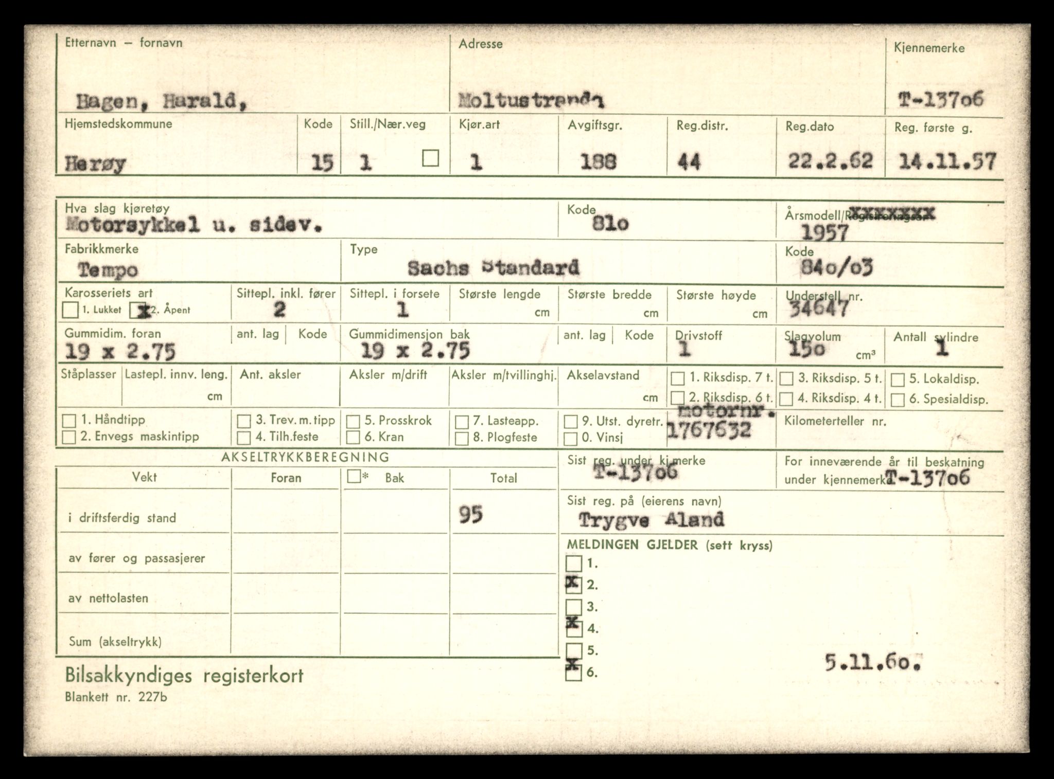 Møre og Romsdal vegkontor - Ålesund trafikkstasjon, AV/SAT-A-4099/F/Fe/L0040: Registreringskort for kjøretøy T 13531 - T 13709, 1927-1998, p. 3011