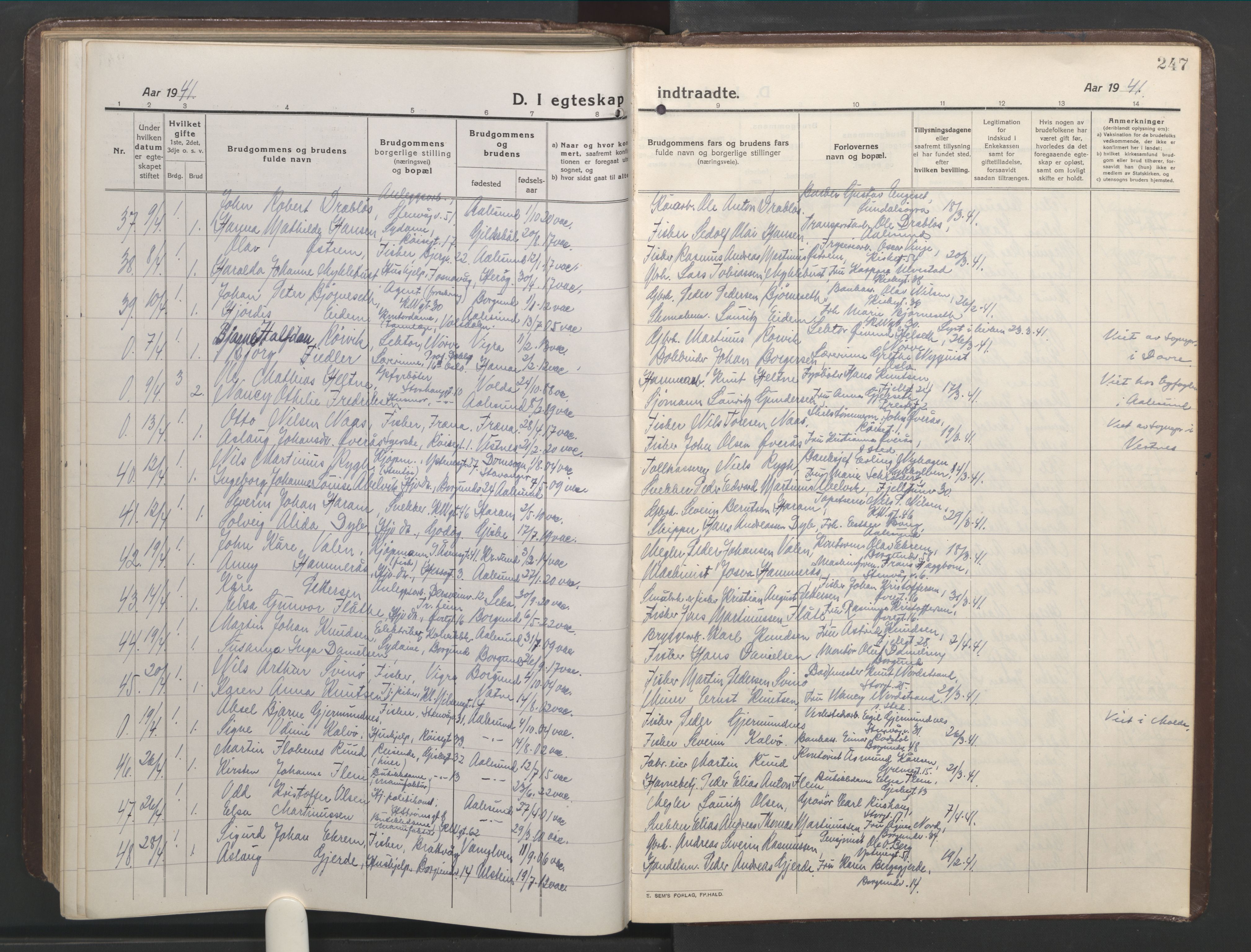 Ministerialprotokoller, klokkerbøker og fødselsregistre - Møre og Romsdal, AV/SAT-A-1454/529/L0473: Parish register (copy) no. 529C10, 1918-1941, p. 247