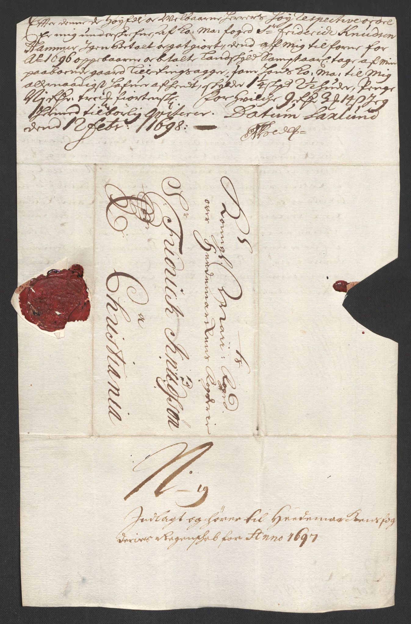 Rentekammeret inntil 1814, Reviderte regnskaper, Fogderegnskap, AV/RA-EA-4092/R16/L1037: Fogderegnskap Hedmark, 1697-1698, p. 185