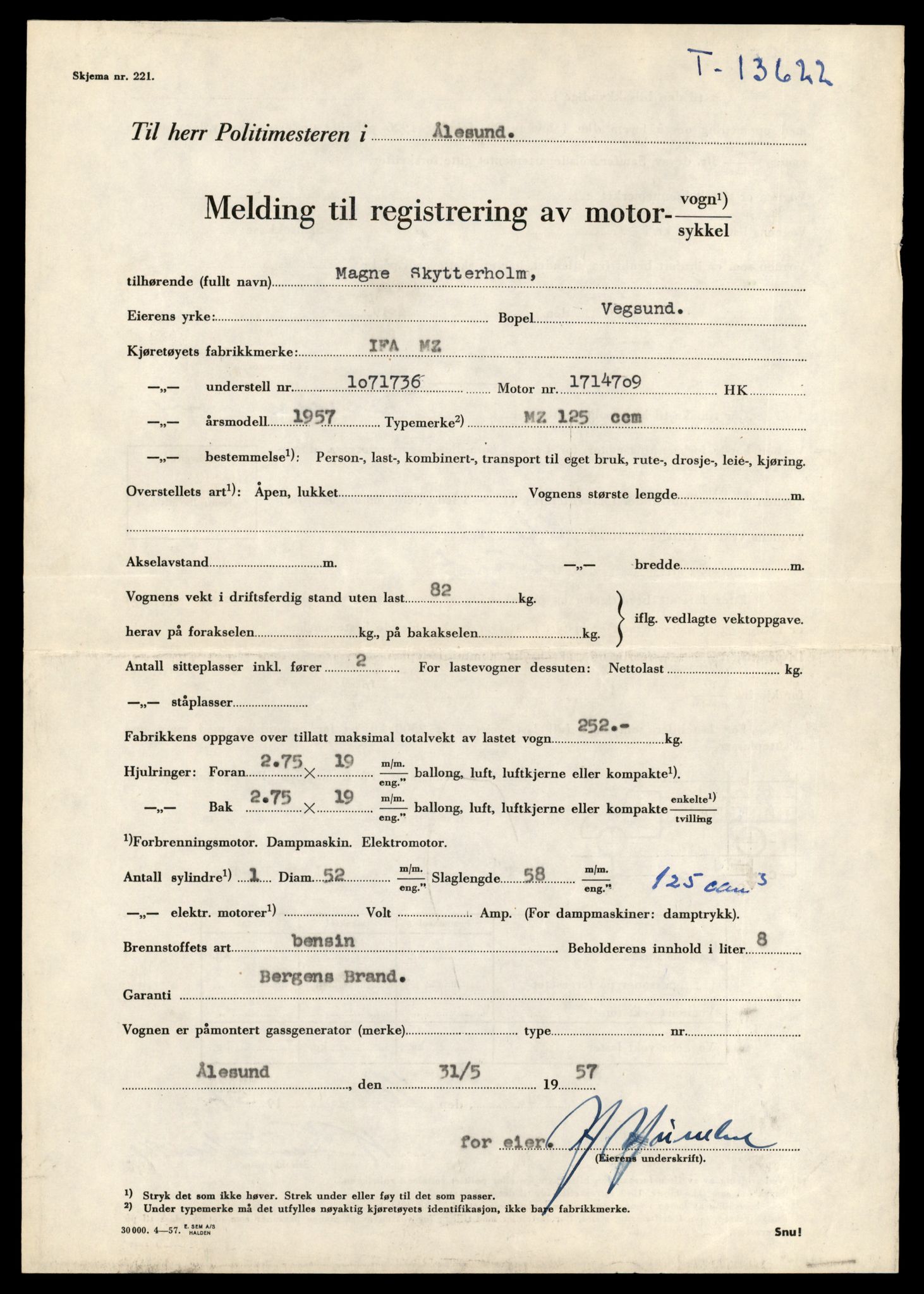 Møre og Romsdal vegkontor - Ålesund trafikkstasjon, AV/SAT-A-4099/F/Fe/L0040: Registreringskort for kjøretøy T 13531 - T 13709, 1927-1998, p. 1609