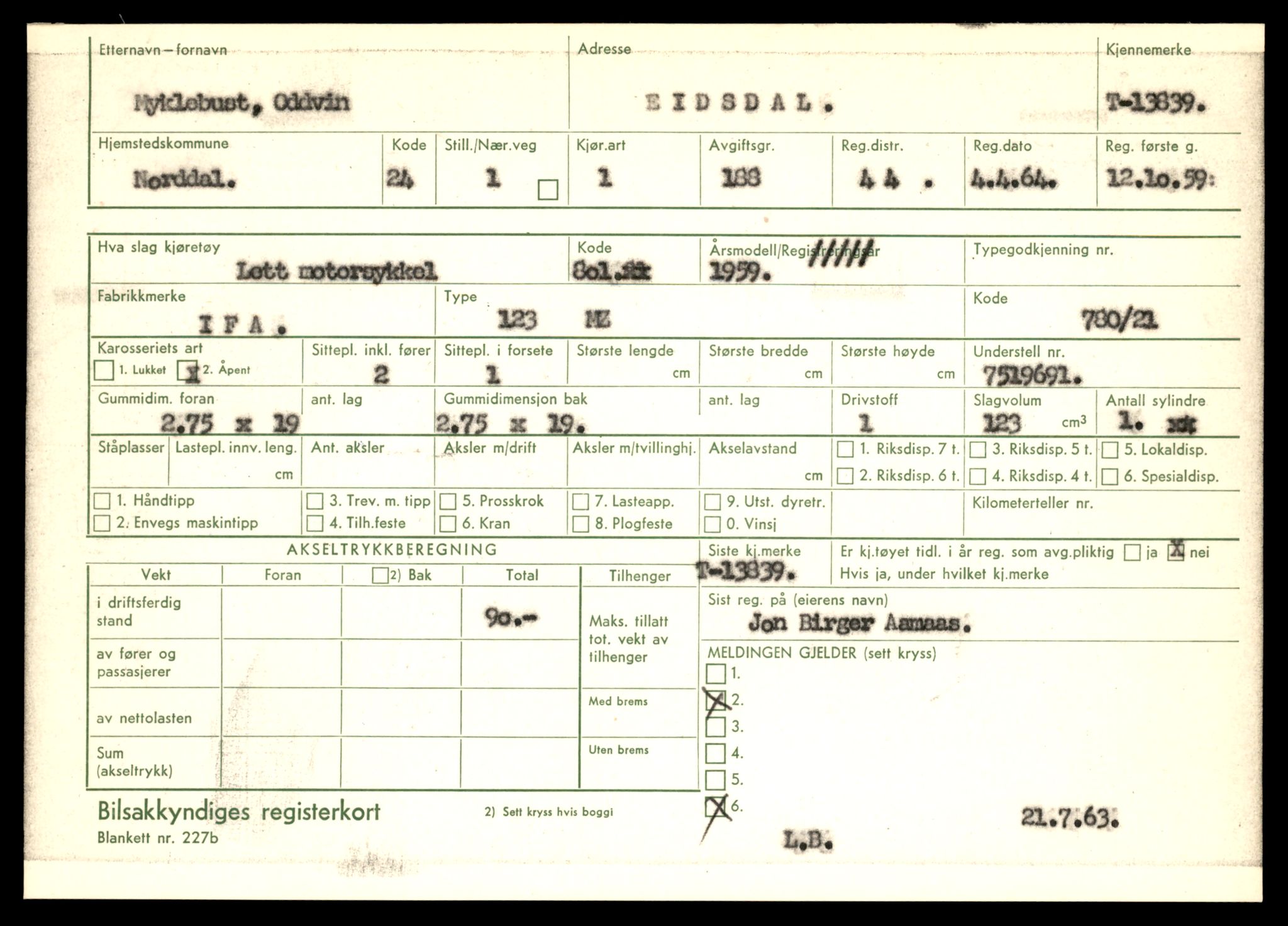 Møre og Romsdal vegkontor - Ålesund trafikkstasjon, SAT/A-4099/F/Fe/L0041: Registreringskort for kjøretøy T 13710 - T 13905, 1927-1998, p. 2339