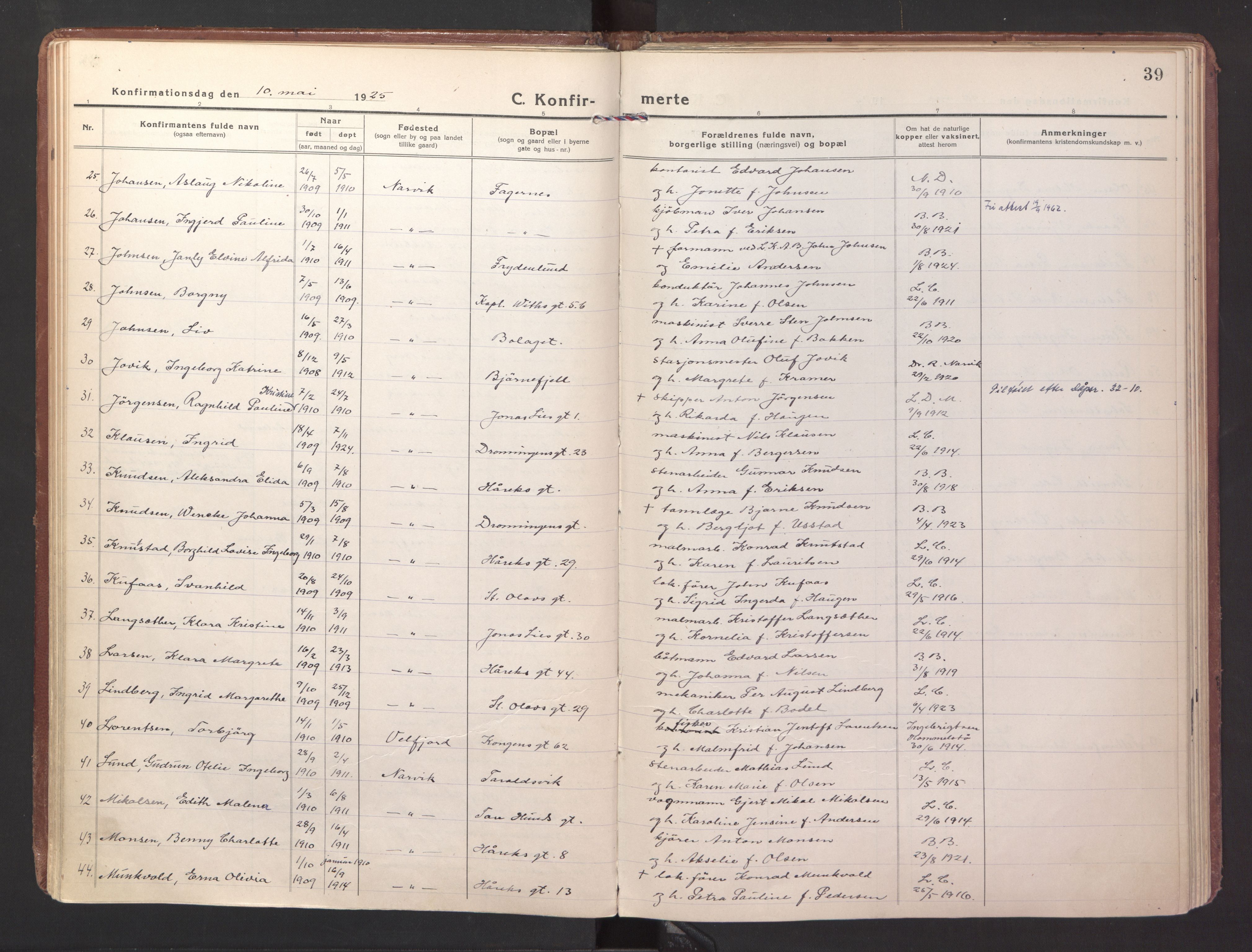 Ministerialprotokoller, klokkerbøker og fødselsregistre - Nordland, AV/SAT-A-1459/871/L1004: Parish register (official) no. 871A20, 1921-1932, p. 39