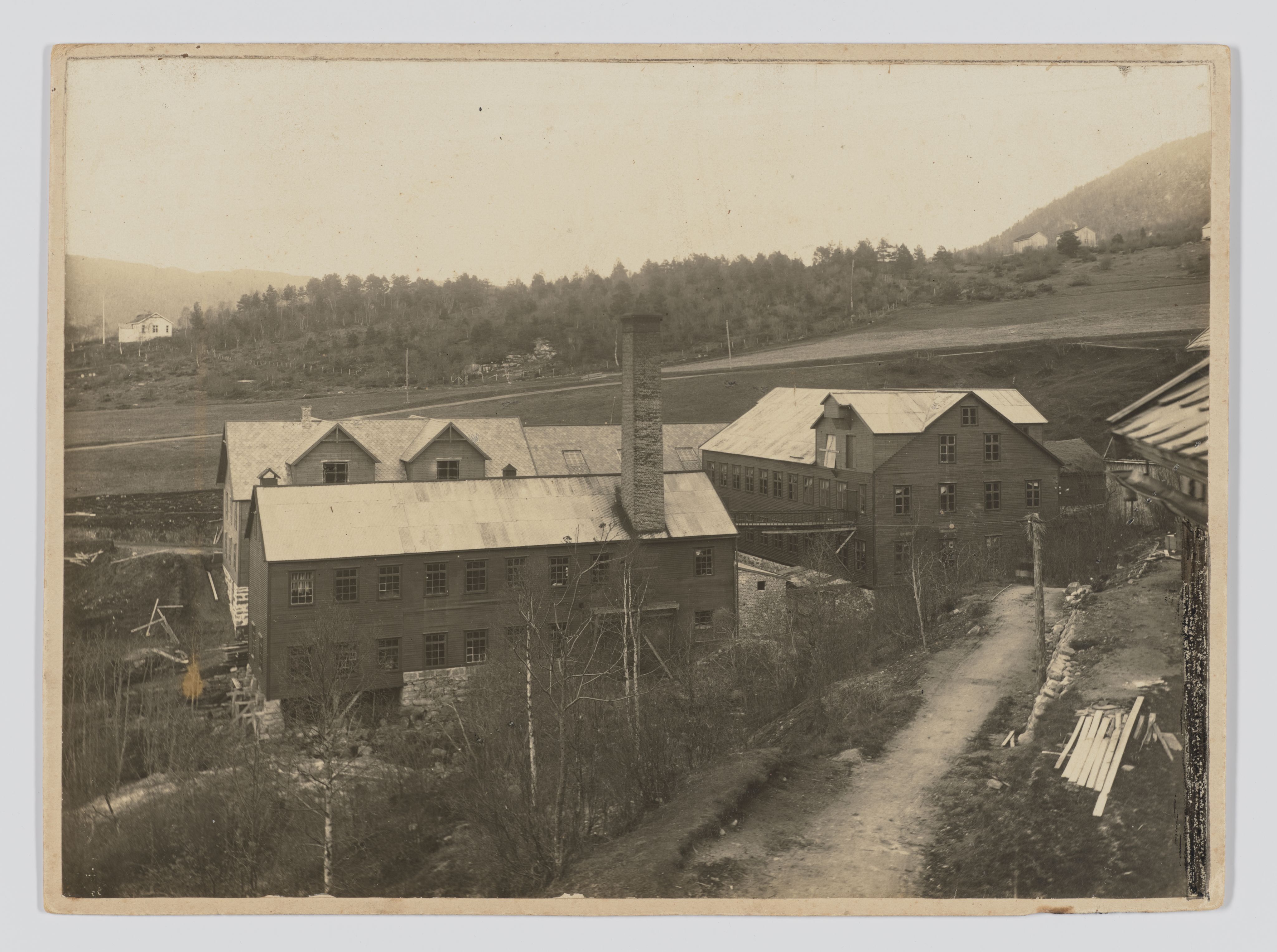 Tingvoll Ullvarefabrikk, IKAM/P-00482/U/Ua/L0001/0005: Bilder / Bilder av fabrikken, arbeidere og arbeidere ved fabrikken