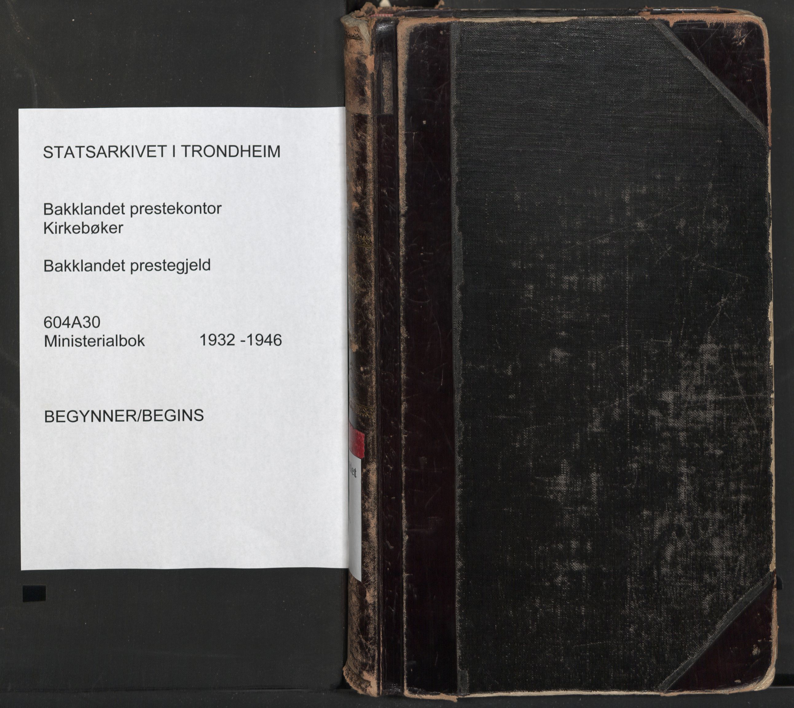Ministerialprotokoller, klokkerbøker og fødselsregistre - Sør-Trøndelag, SAT/A-1456/604/L0210: Parish register (official) no. 604A30, 1932-1946