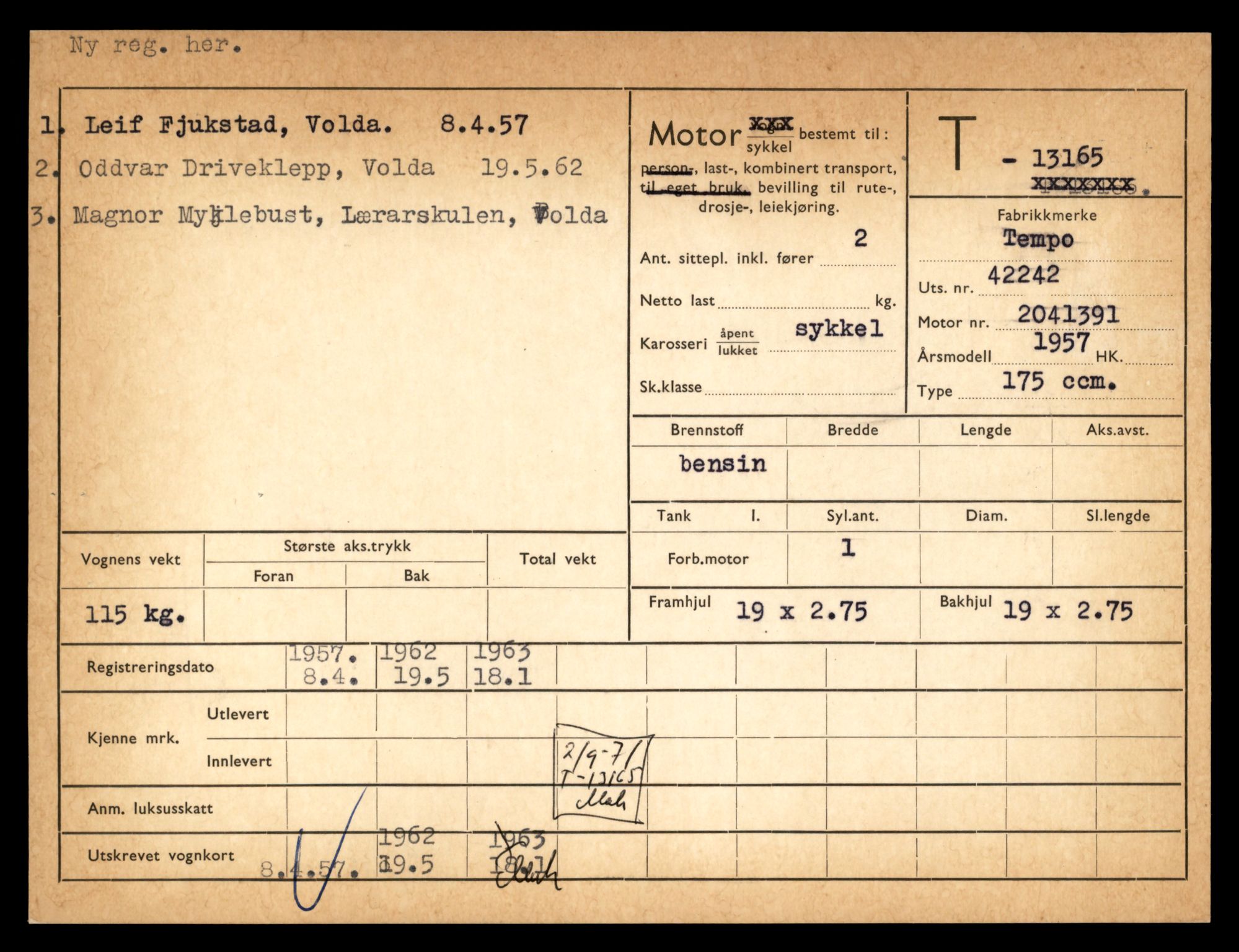 Møre og Romsdal vegkontor - Ålesund trafikkstasjon, AV/SAT-A-4099/F/Fe/L0037: Registreringskort for kjøretøy T 13031 - T 13179, 1927-1998, p. 2563