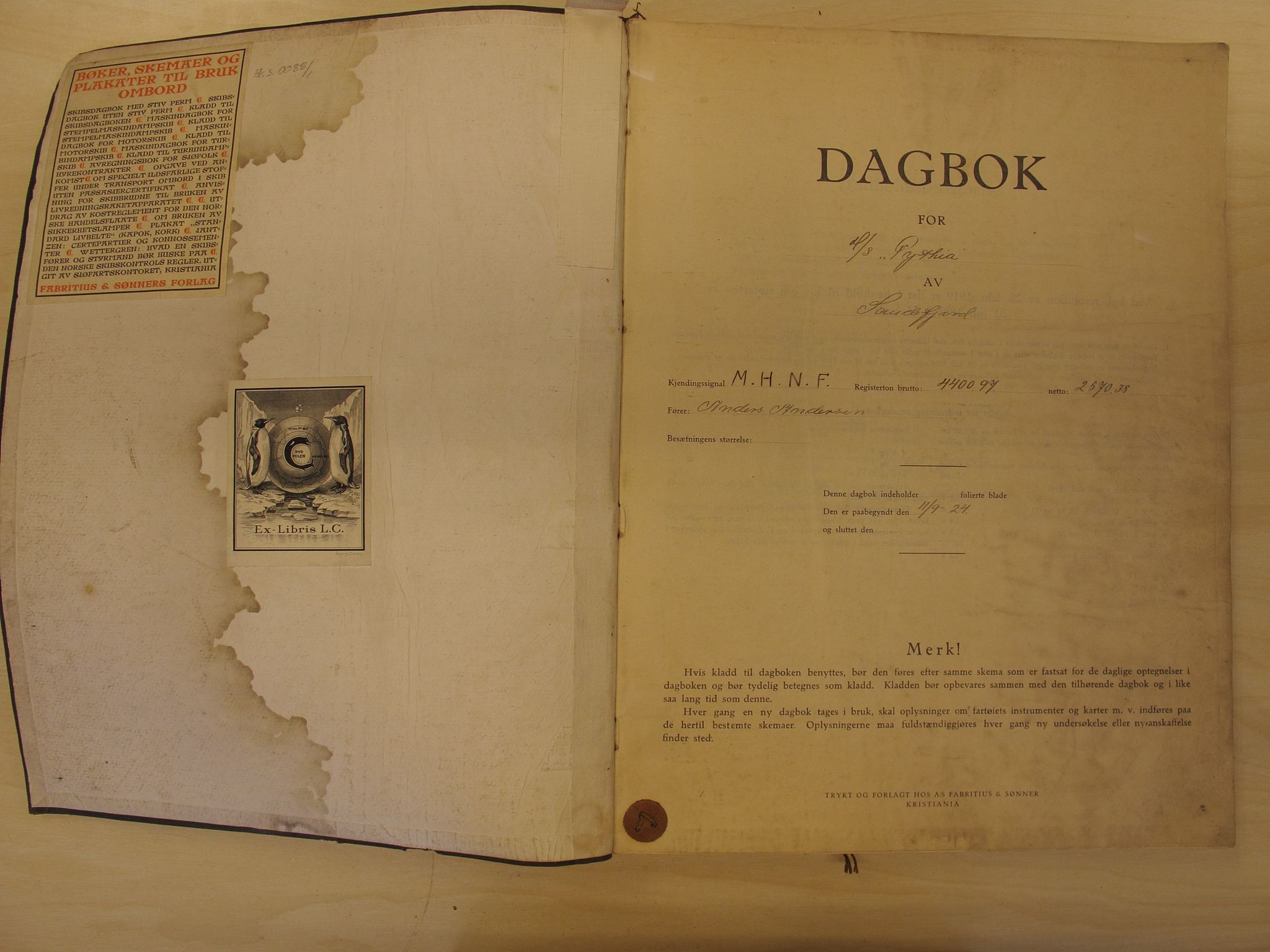 Skipsjournaler. Hvalfangstmuseet, VEMU/ARS-A-1030/F/L0107: Pythia, D/S, flytende kokeri, Sandefjord, 1924-1925