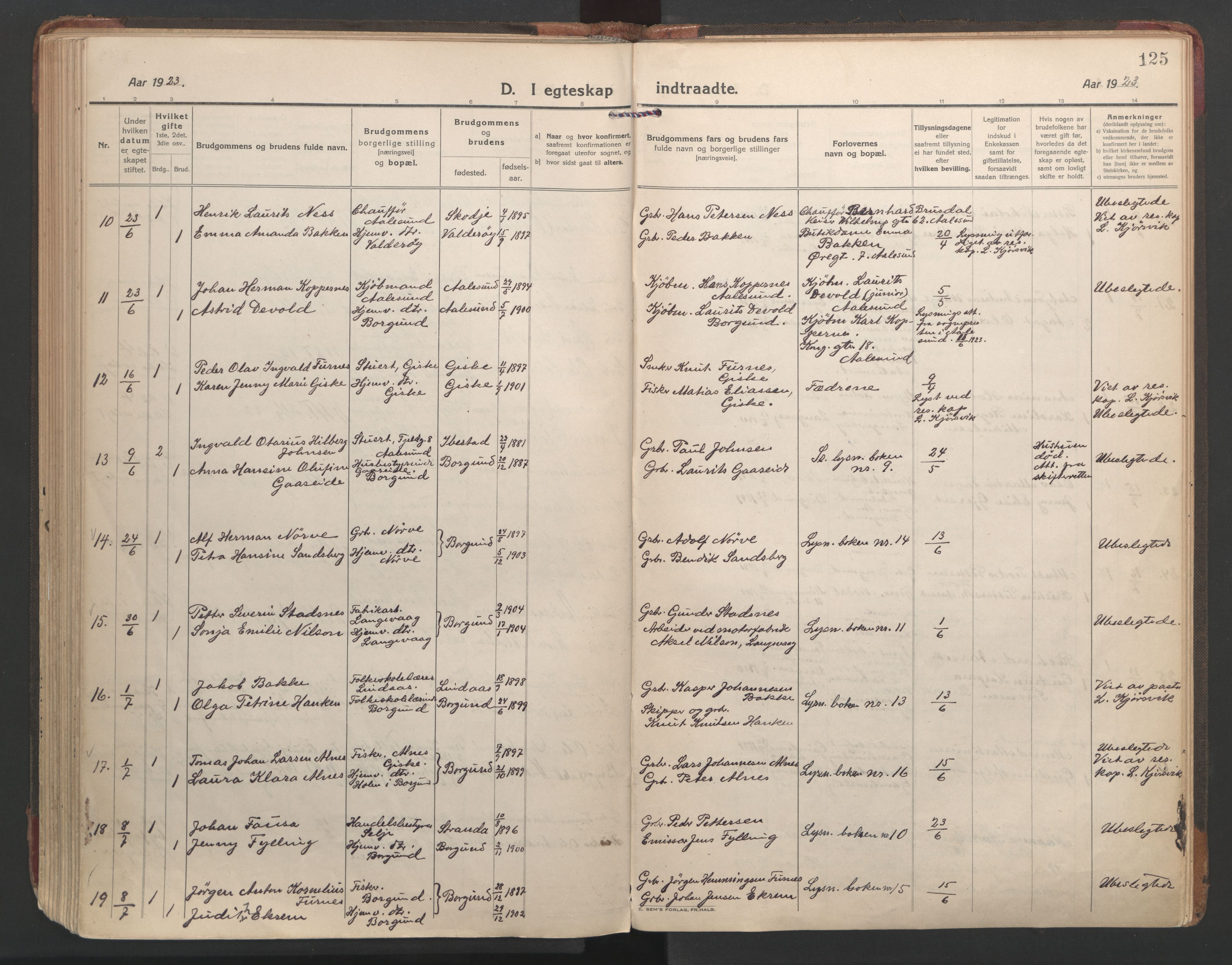 Ministerialprotokoller, klokkerbøker og fødselsregistre - Møre og Romsdal, SAT/A-1454/528/L0412: Parish register (official) no. 528A21, 1920-1926, p. 125