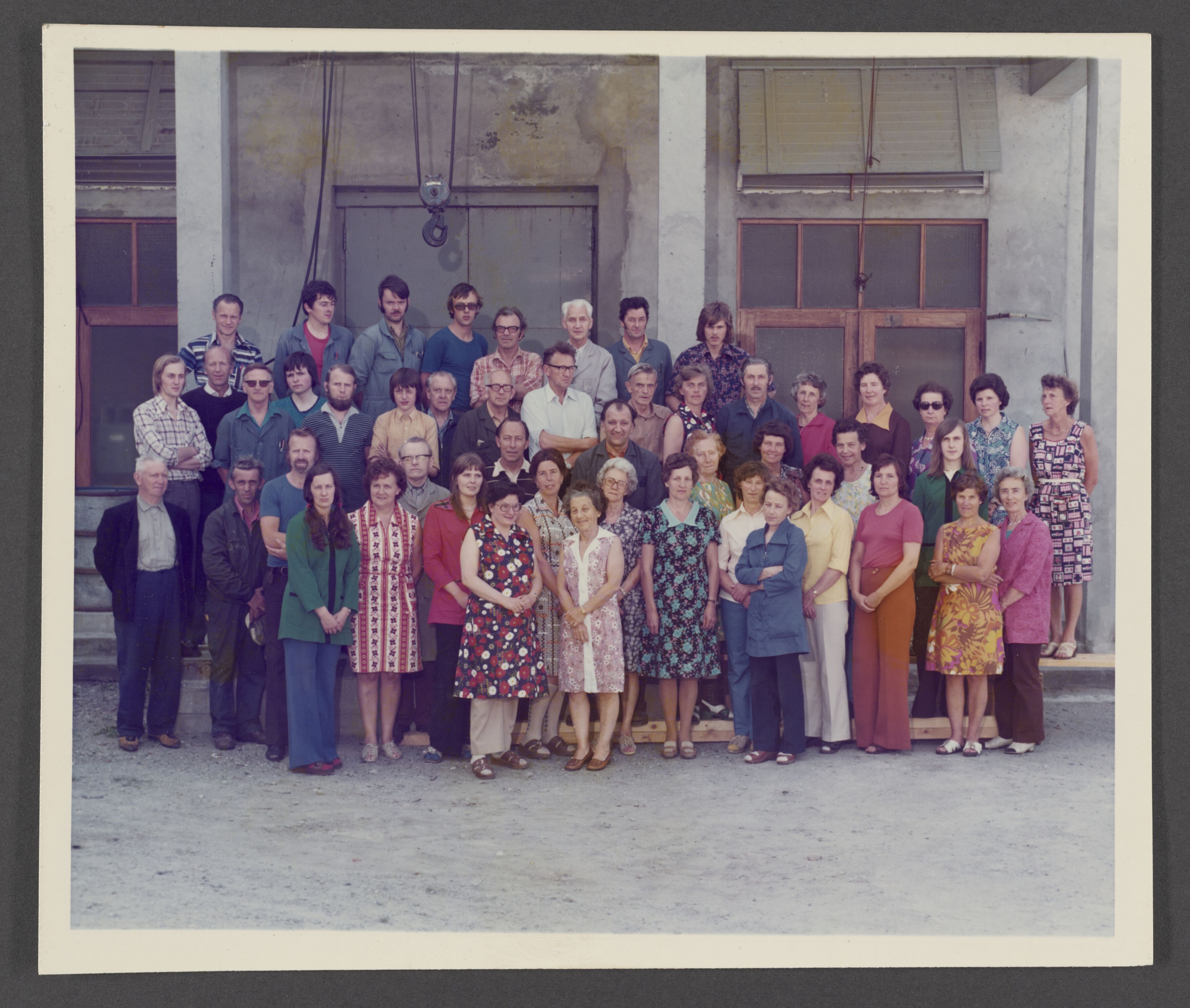 Tingvoll Ullvarefabrikk, IKAM/P-00482/U/Ua/L0002/0003: Bilder / Bilde av arbeiderne ved fabrikken, 1976
