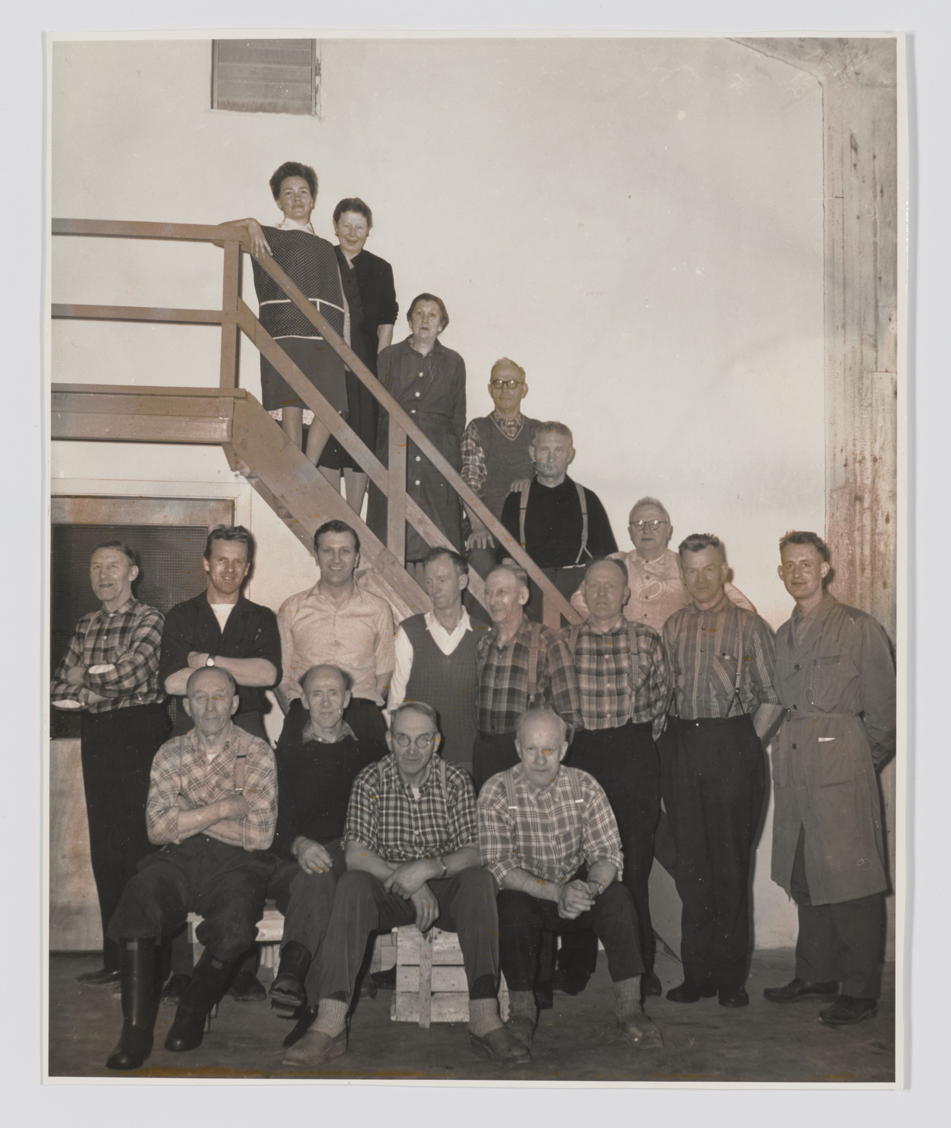 Tingvoll Ullvarefabrikk, IKAM/P-00482/U/Ua/L0002/0004: Bilder / Bilde av mannlige arbeidere