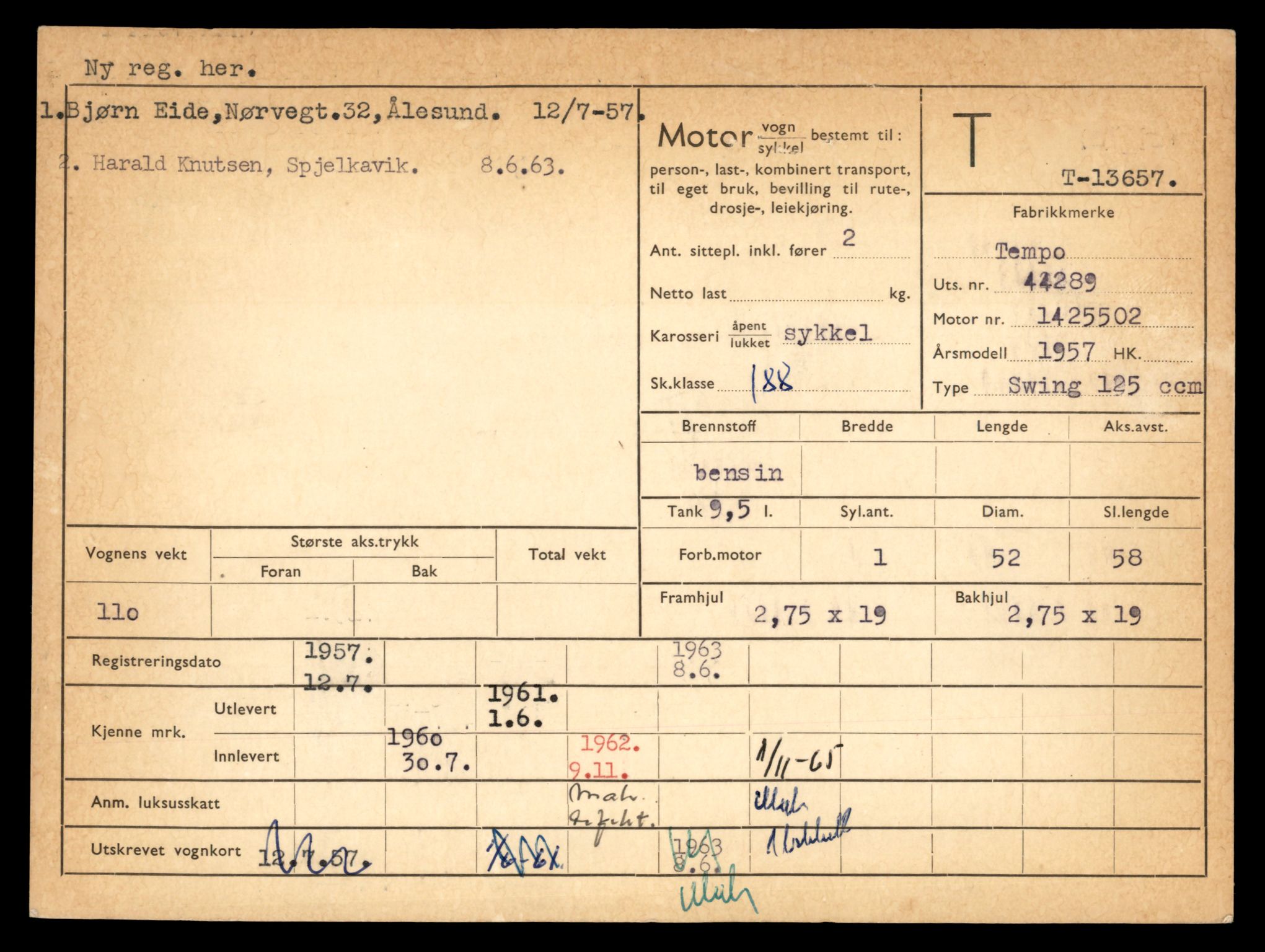 Møre og Romsdal vegkontor - Ålesund trafikkstasjon, AV/SAT-A-4099/F/Fe/L0040: Registreringskort for kjøretøy T 13531 - T 13709, 1927-1998, s. 2181
