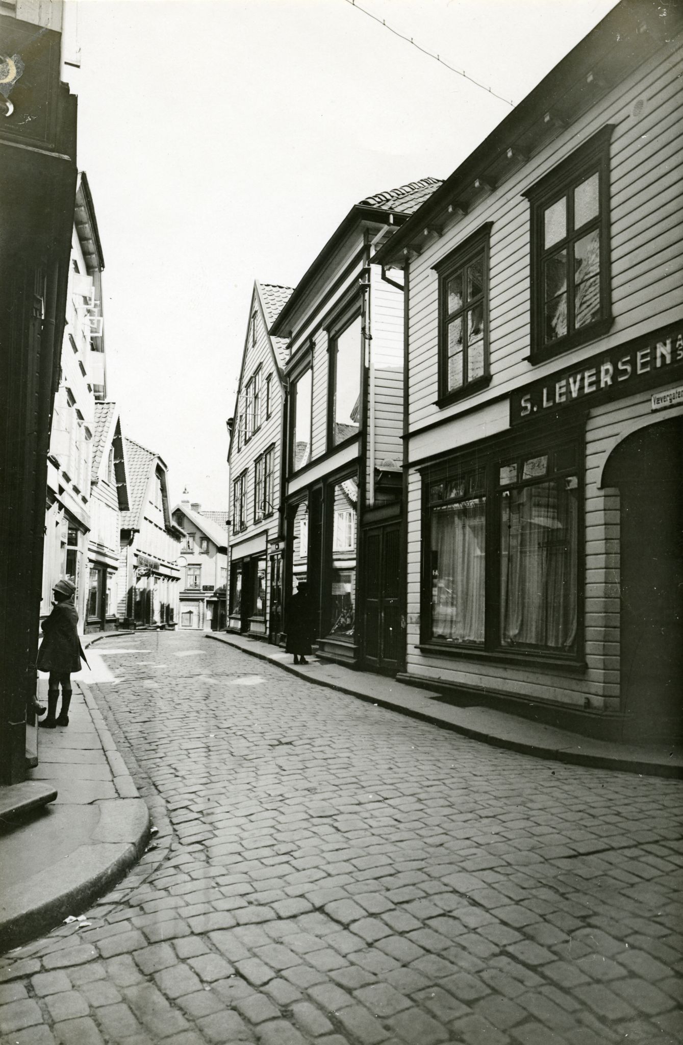 Leversen, S. AS, BYST/PA-0253/U/L0001: Bilder fra Leversens butikk i Kirkegata 9, 1925-1970