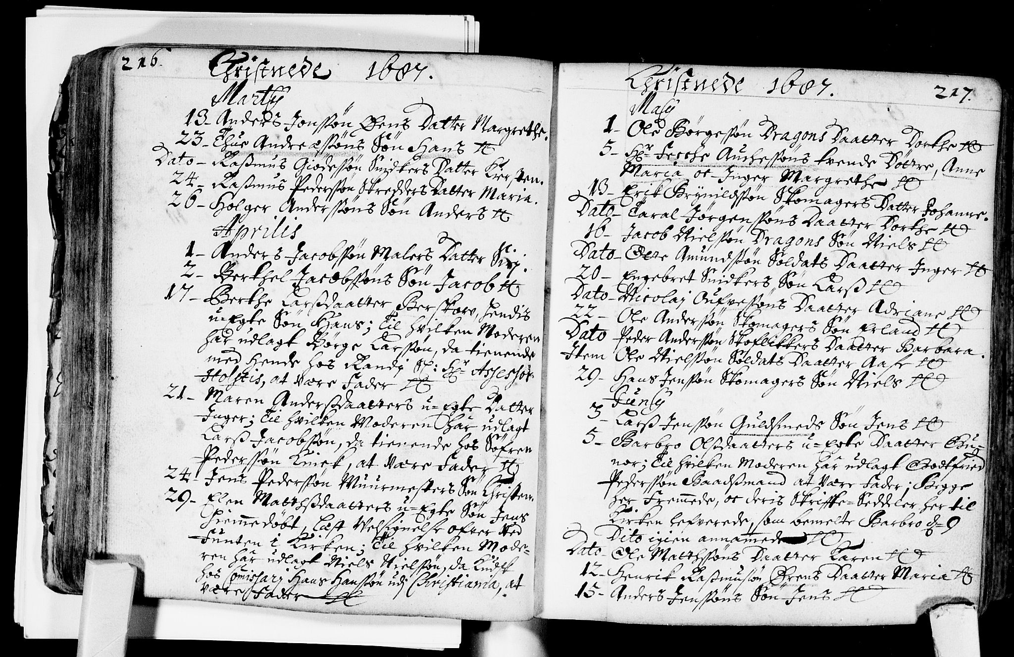 Bragernes kirkebøker, SAKO/A-6/F/Fa/L0002: Ministerialbok nr. I 2, 1680-1705, s. 216-217