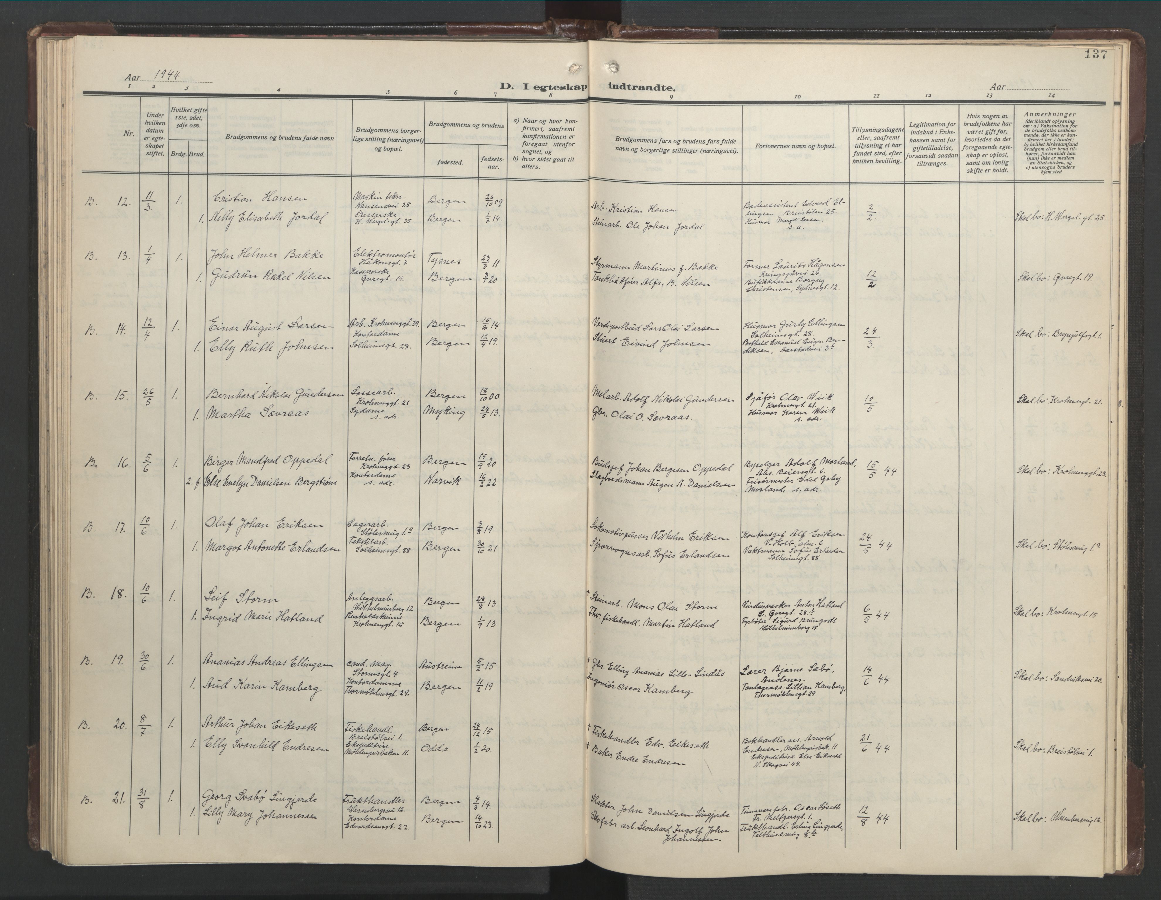 Mariakirken Sokneprestembete, AV/SAB-A-76901/H/Hab/L0011: Klokkerbok nr. A 11, 1938-1955, s. 136b-137a