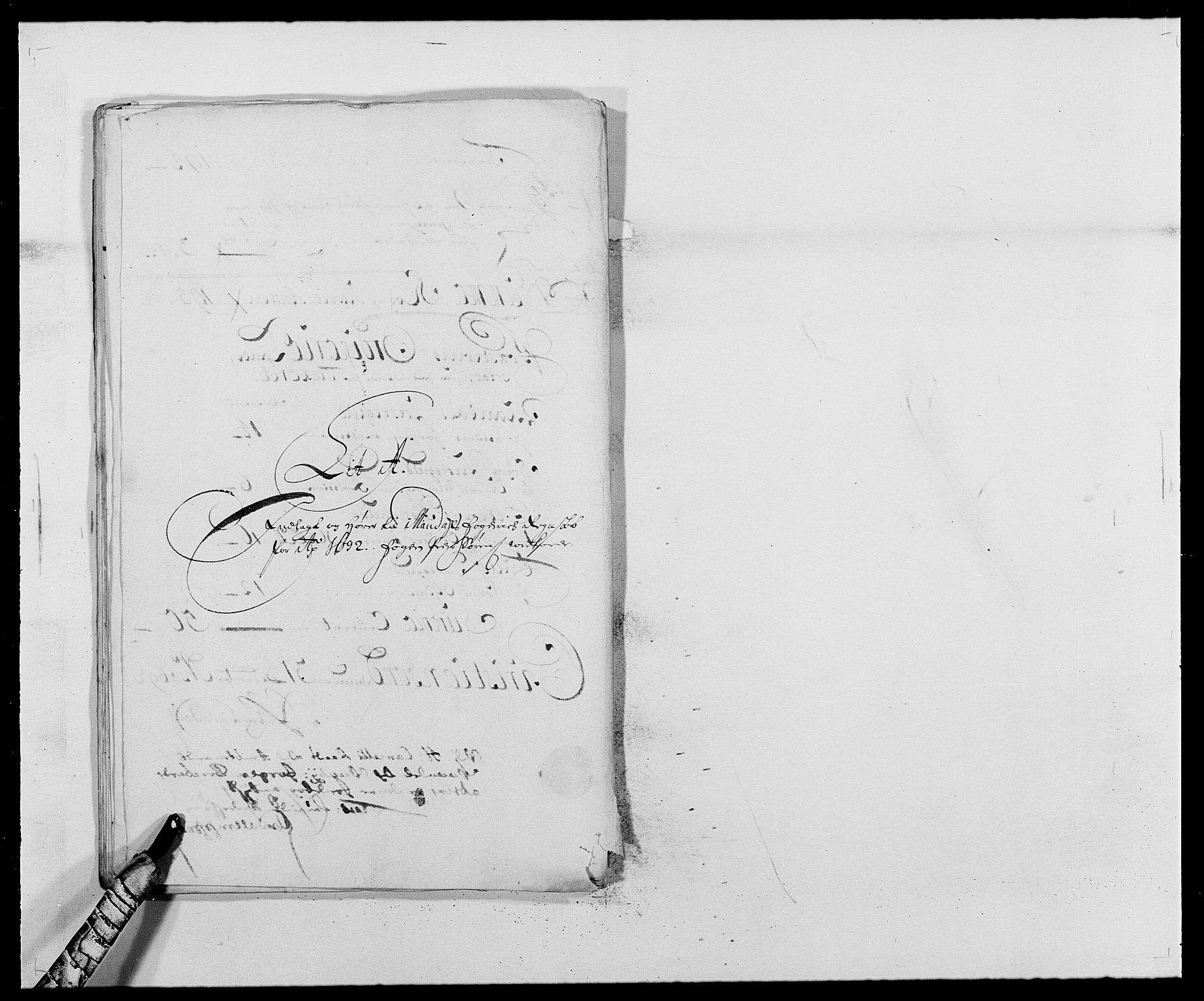 Rentekammeret inntil 1814, Reviderte regnskaper, Fogderegnskap, RA/EA-4092/R42/L2544: Mandal fogderi, 1692-1693, s. 37
