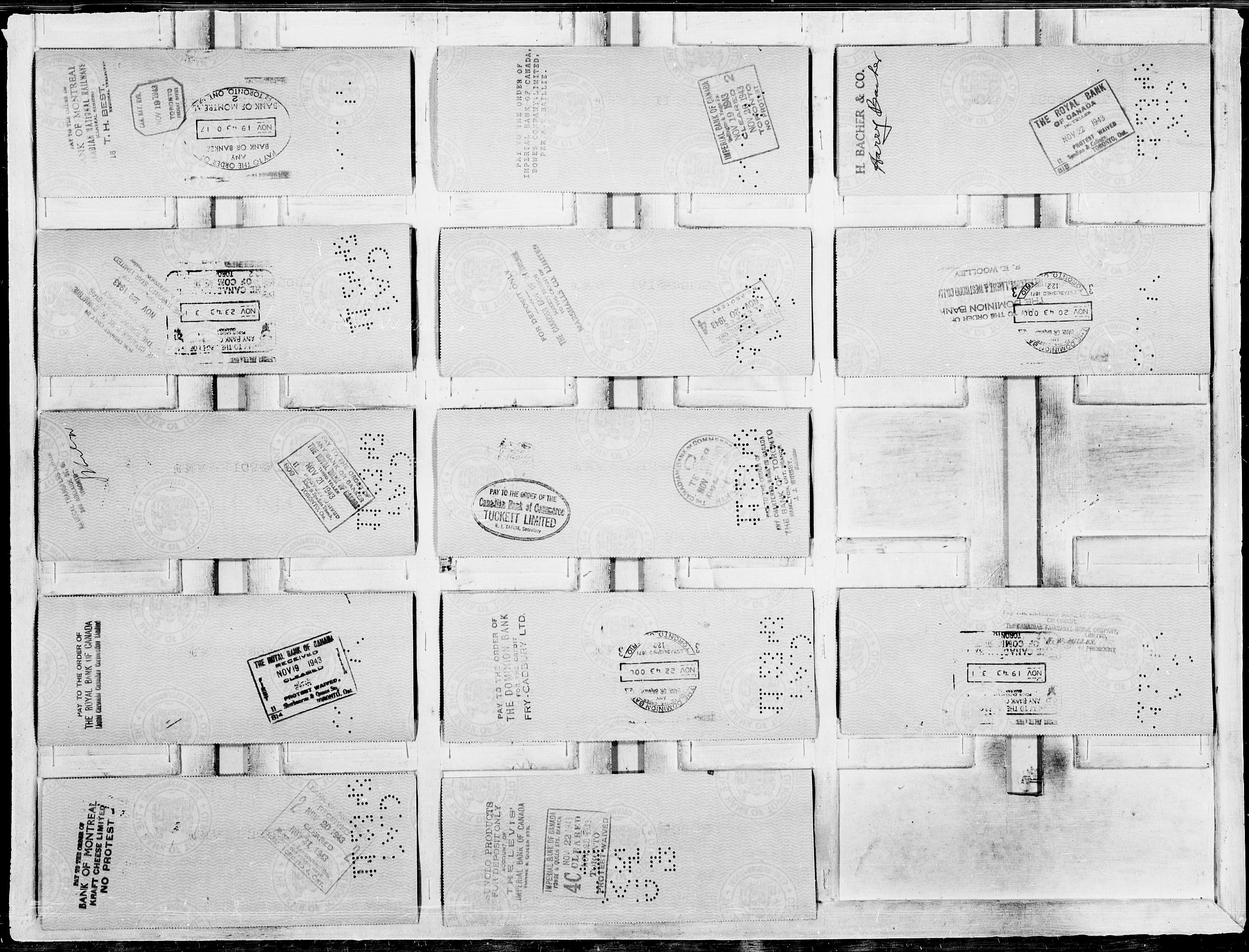 Forsvaret, Flyvåpnenes treningsleir 1940-1945, AV/RA-RAFA-3974/V/L0070: Sjekker.  F.T.L. brukskonto A-20 200 til A-25 261., 1940-1945