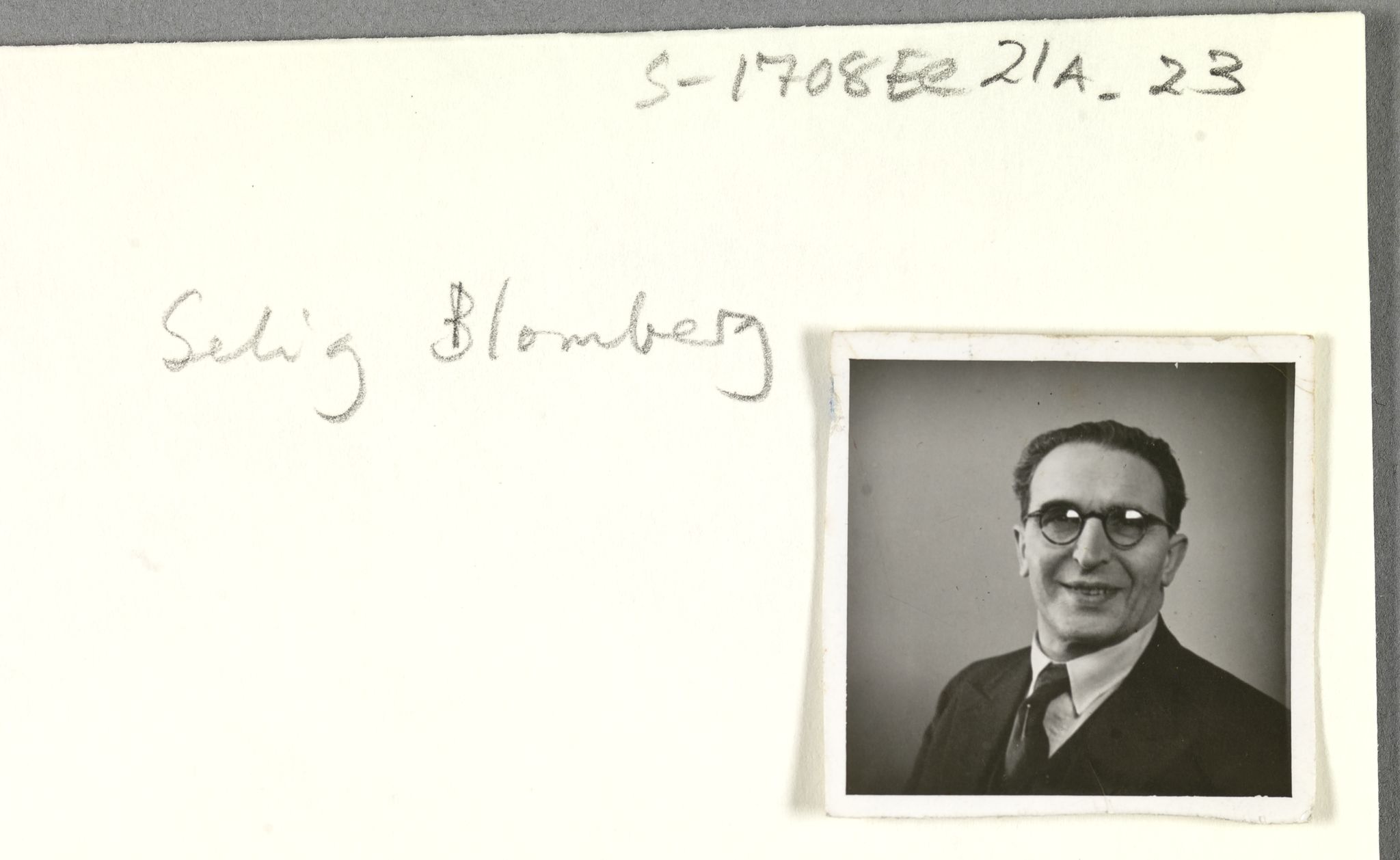 Sosialdepartementet, Våre Falne, AV/RA-S-1708/E/Ee/Eea/L0021A: Legitimasjonskort med fotografier for jøder, 1941-1942, s. 47